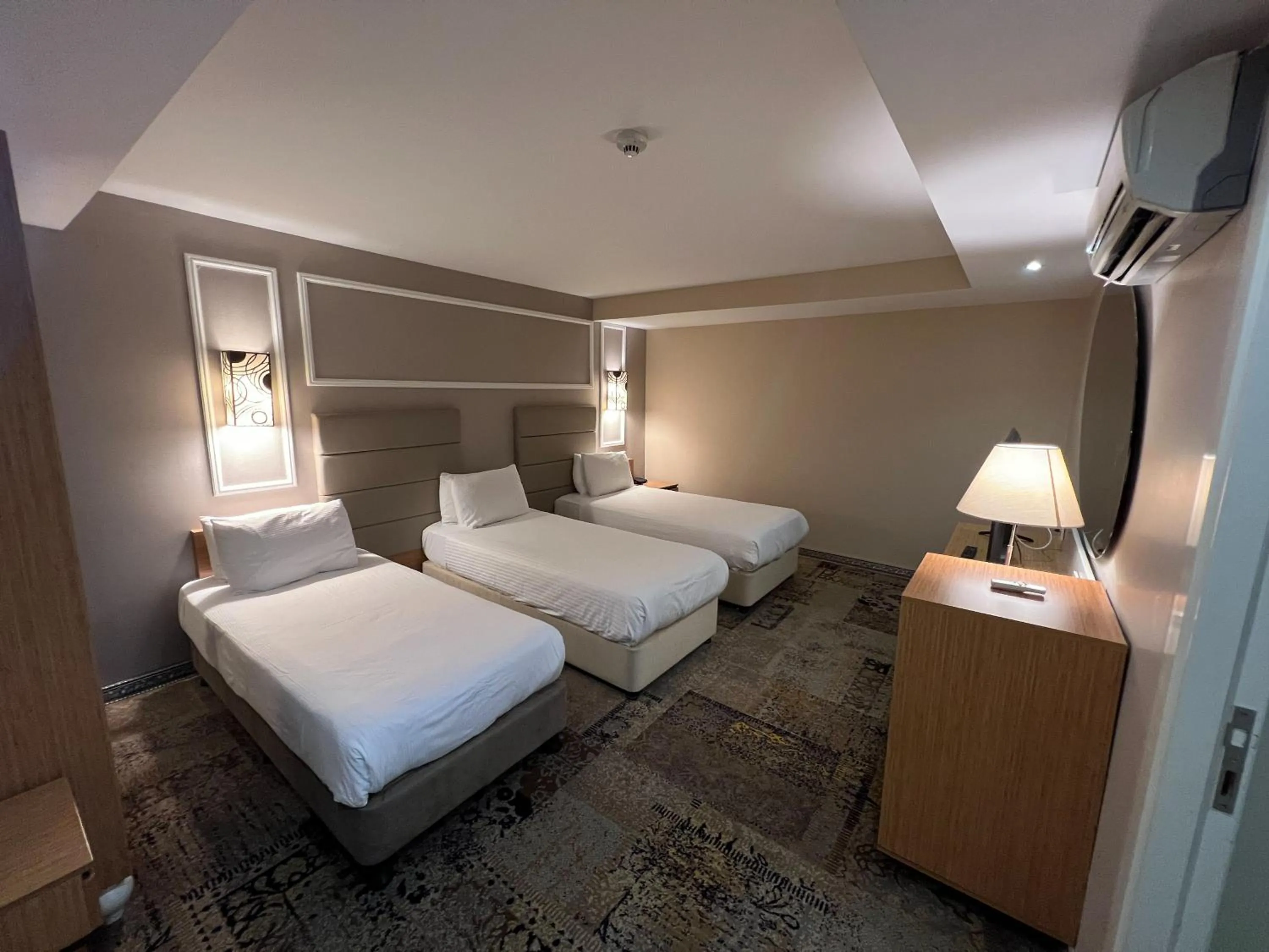 Bedroom, Bed in All Seasons Hotel