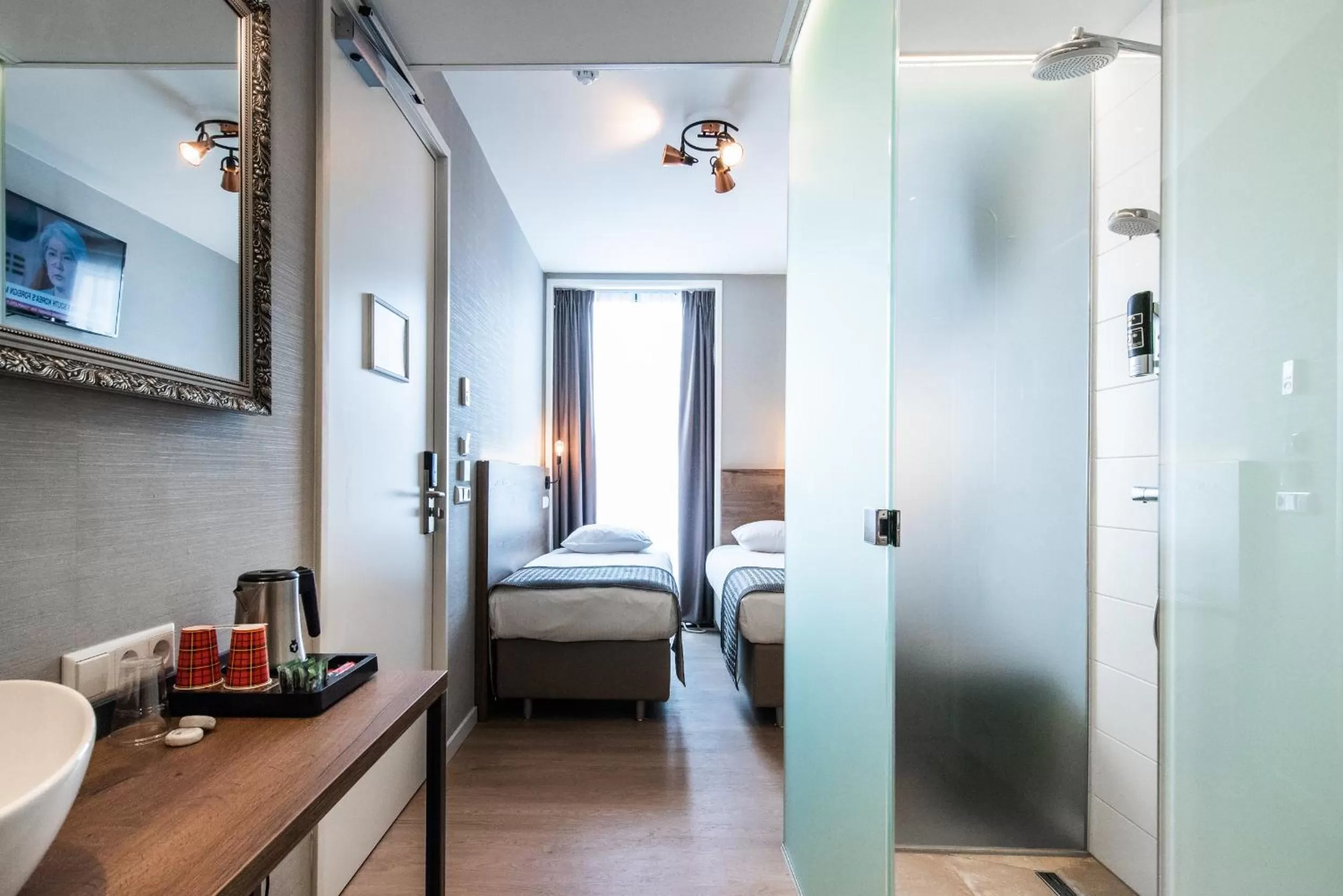 Bedroom, Bed in Melrose Hotel