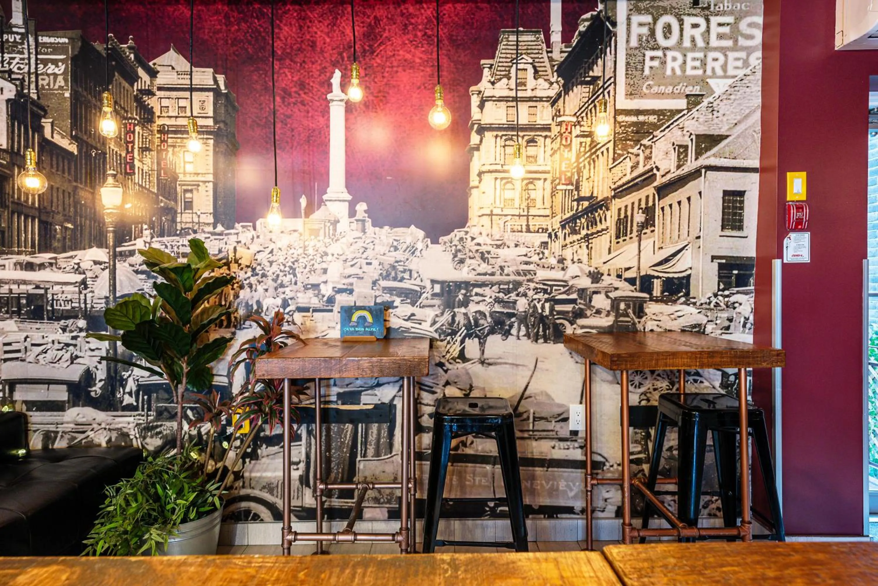 Lounge or bar in Samesun Montreal Hotel & Hostel