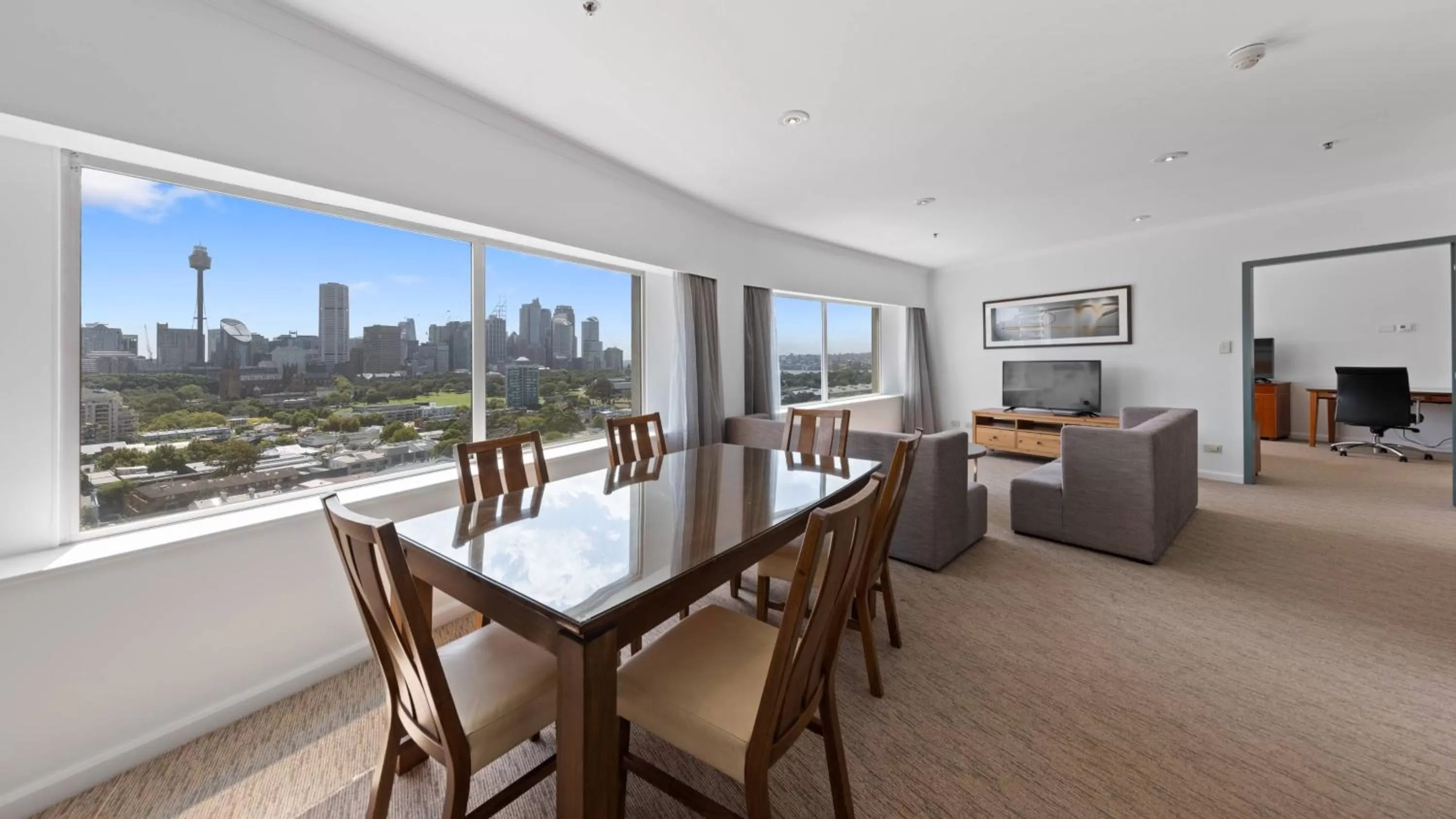 Photo of the whole room in Holiday Inn Sydney Potts Point