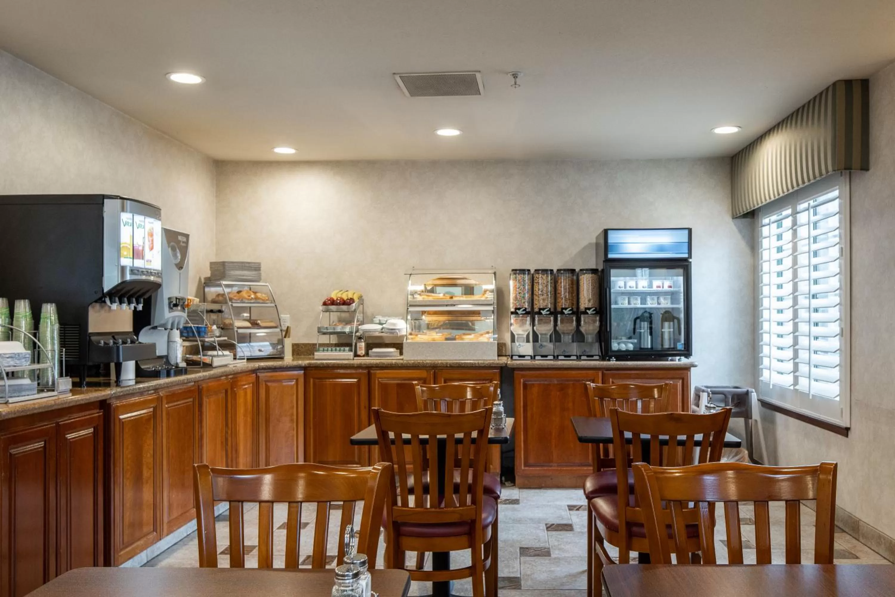 Restaurant/places to eat in Atherton Park Inn and Suites