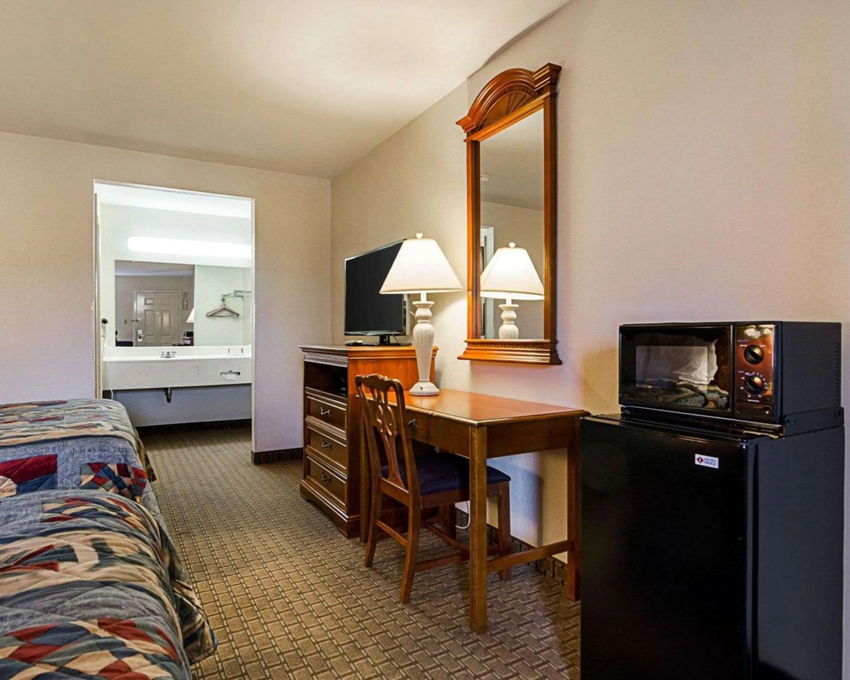 Photo of the whole room, Bed in Econo Lodge