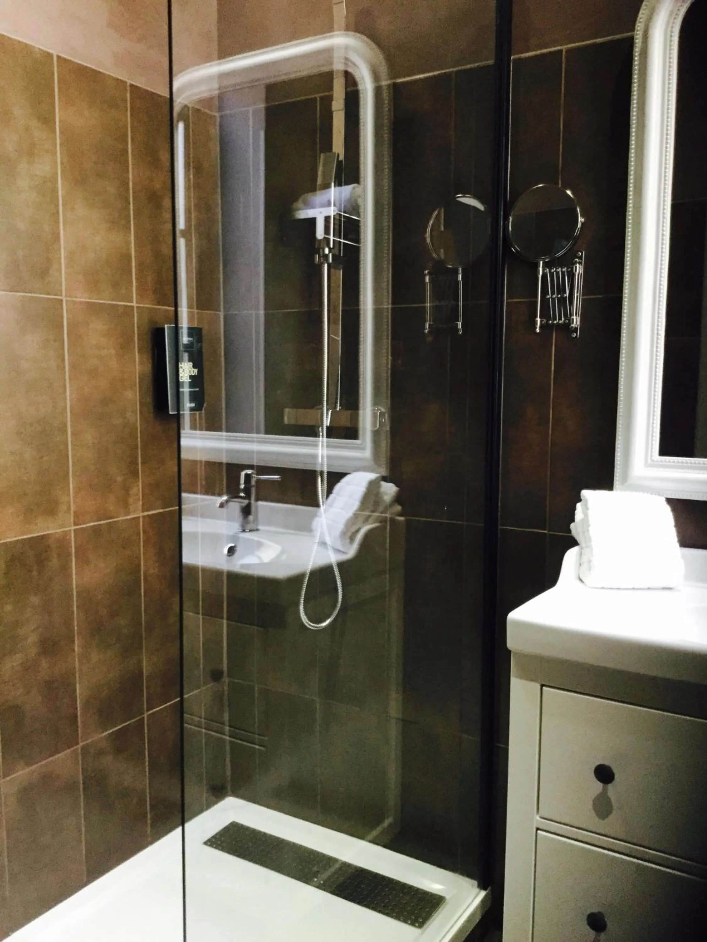 Bathroom in Hôtel du Commerce