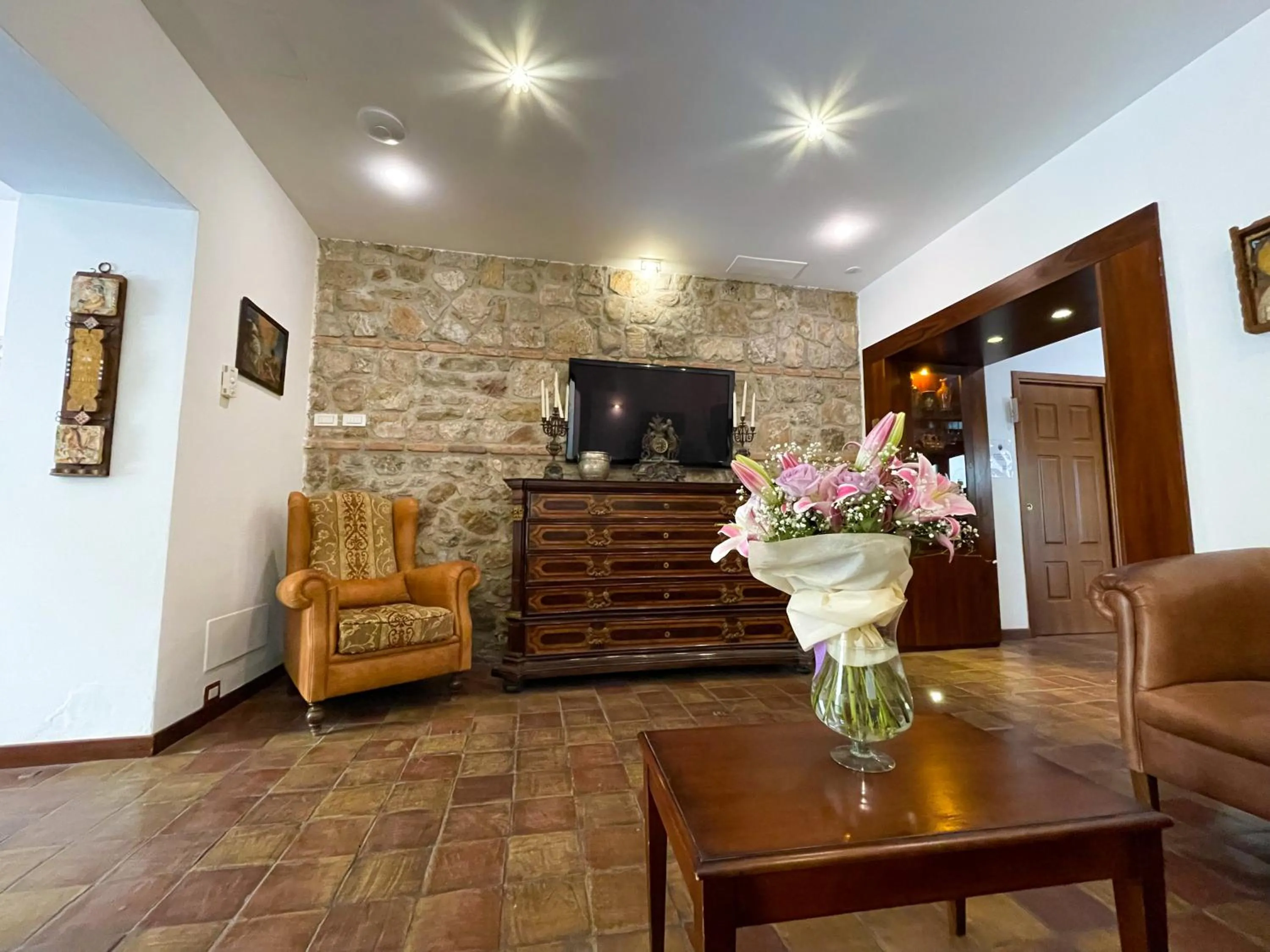 Communal lounge/ TV room in Hotel La Plumeria