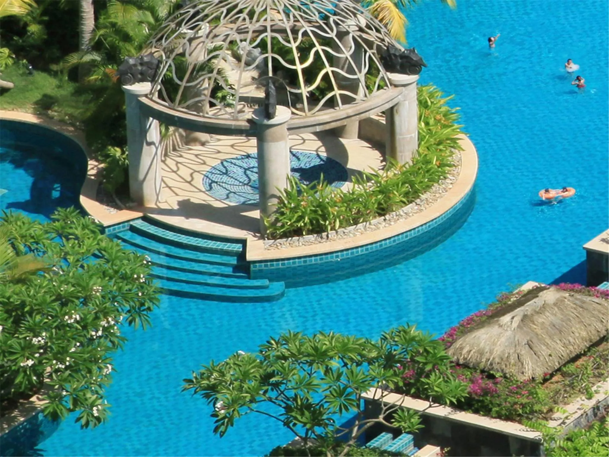 Swimming pool in Howard Johnson Resort Sanya Bay