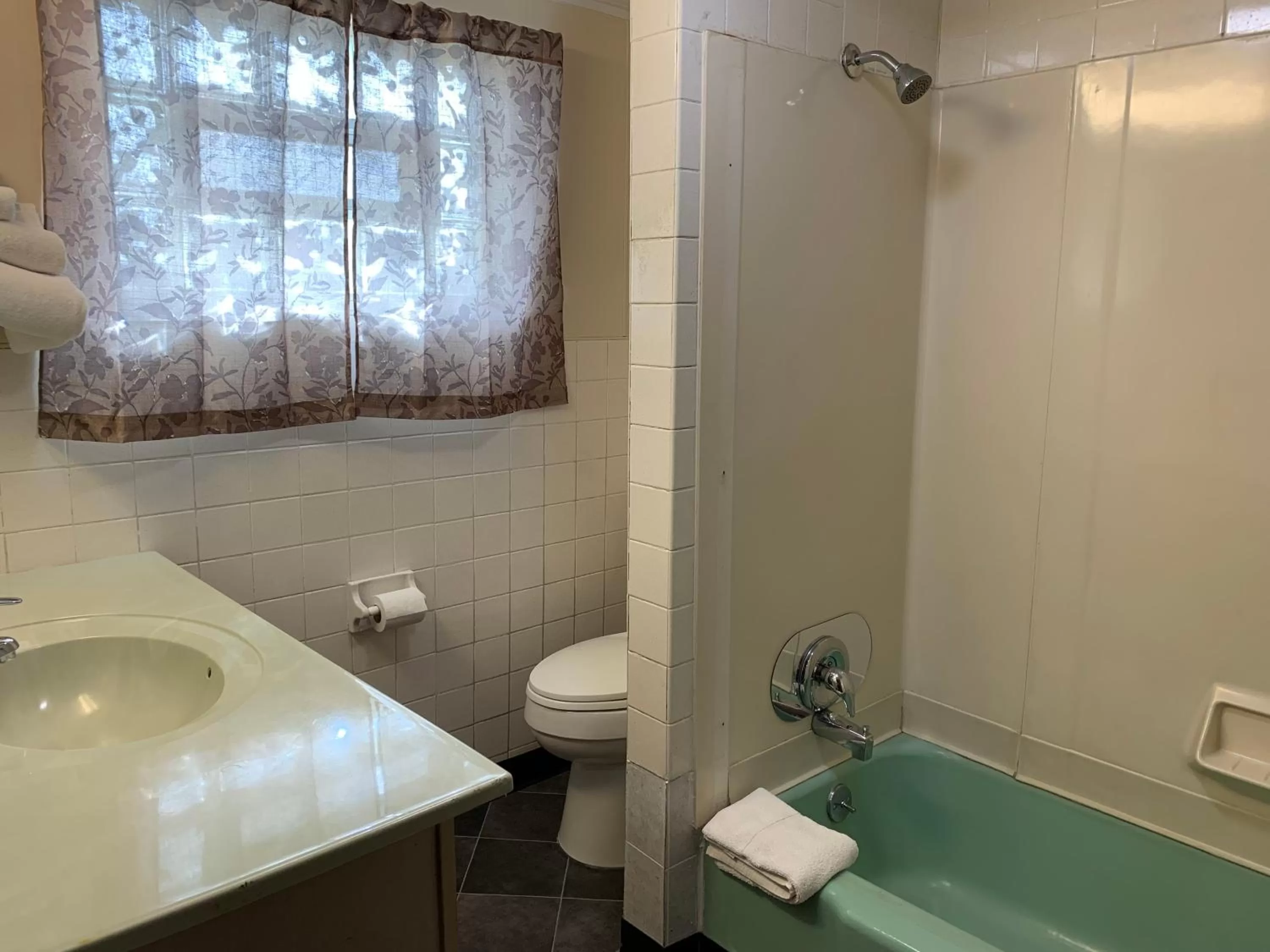 Bathroom in Budget Inn