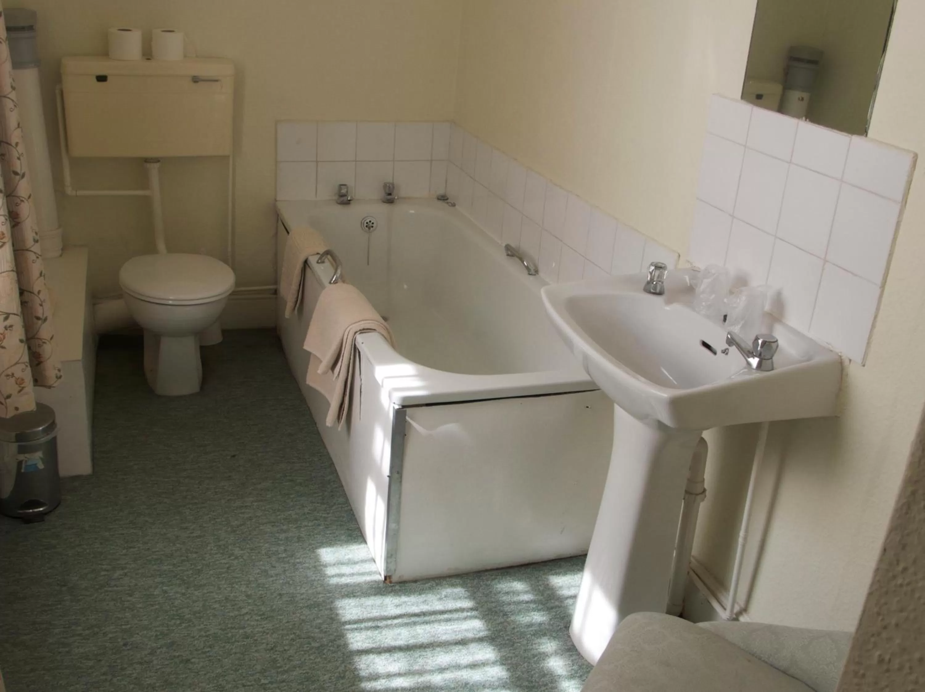Toilet in Calverts Hotel - Newport, Isle of Wight - RETURN CAR FERRY FROM 89 POUNDS