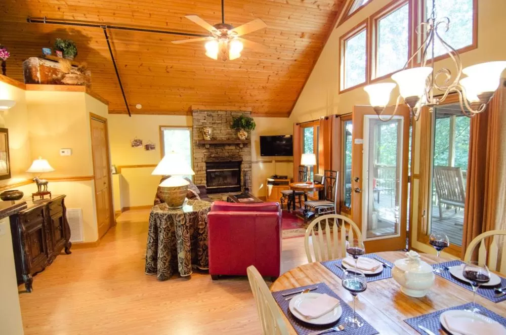 Living room, Restaurant/Places to Eat in Asheville Cabins of Willow Winds