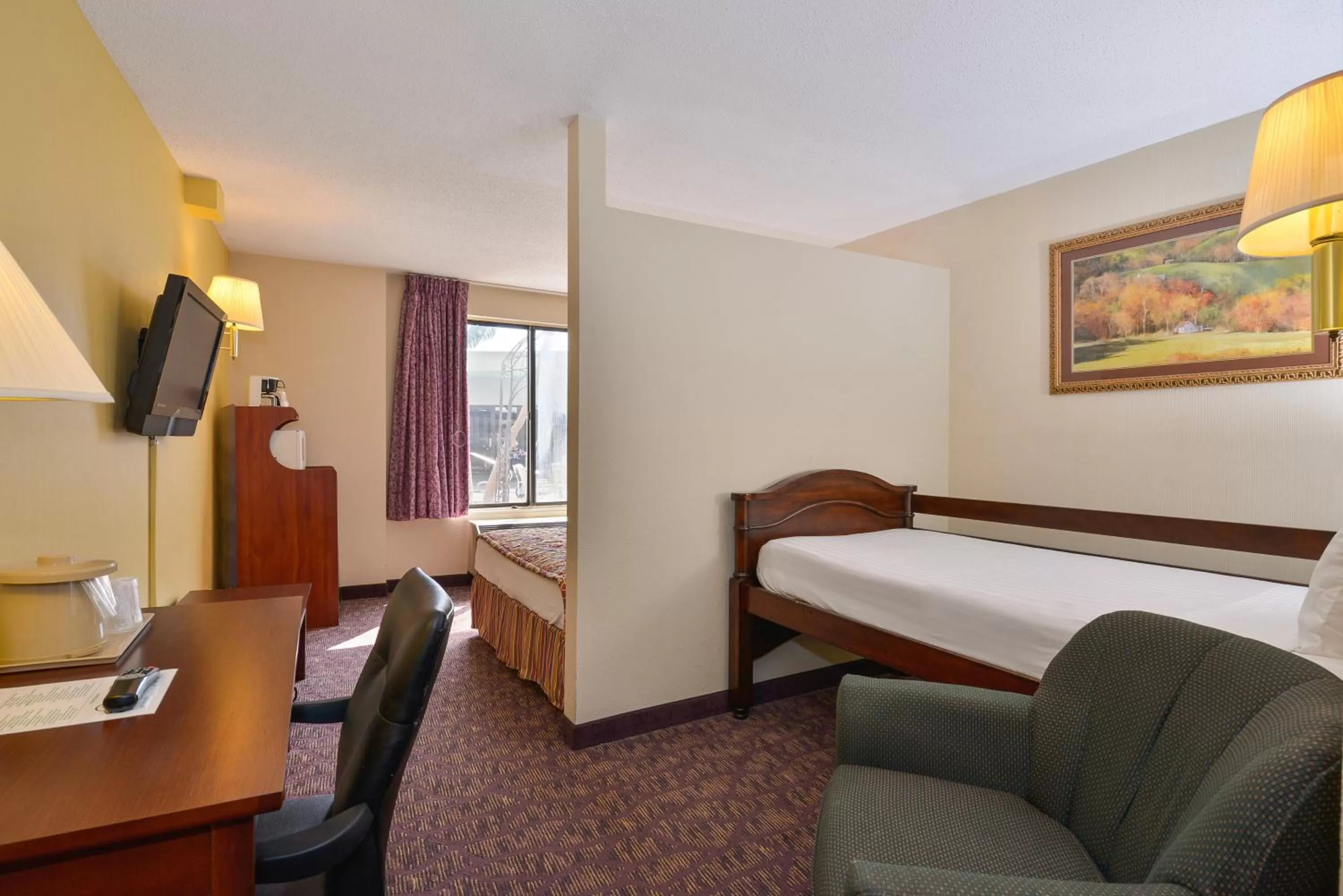 Photo of the whole room, Bed in Lamplighter Inn-South