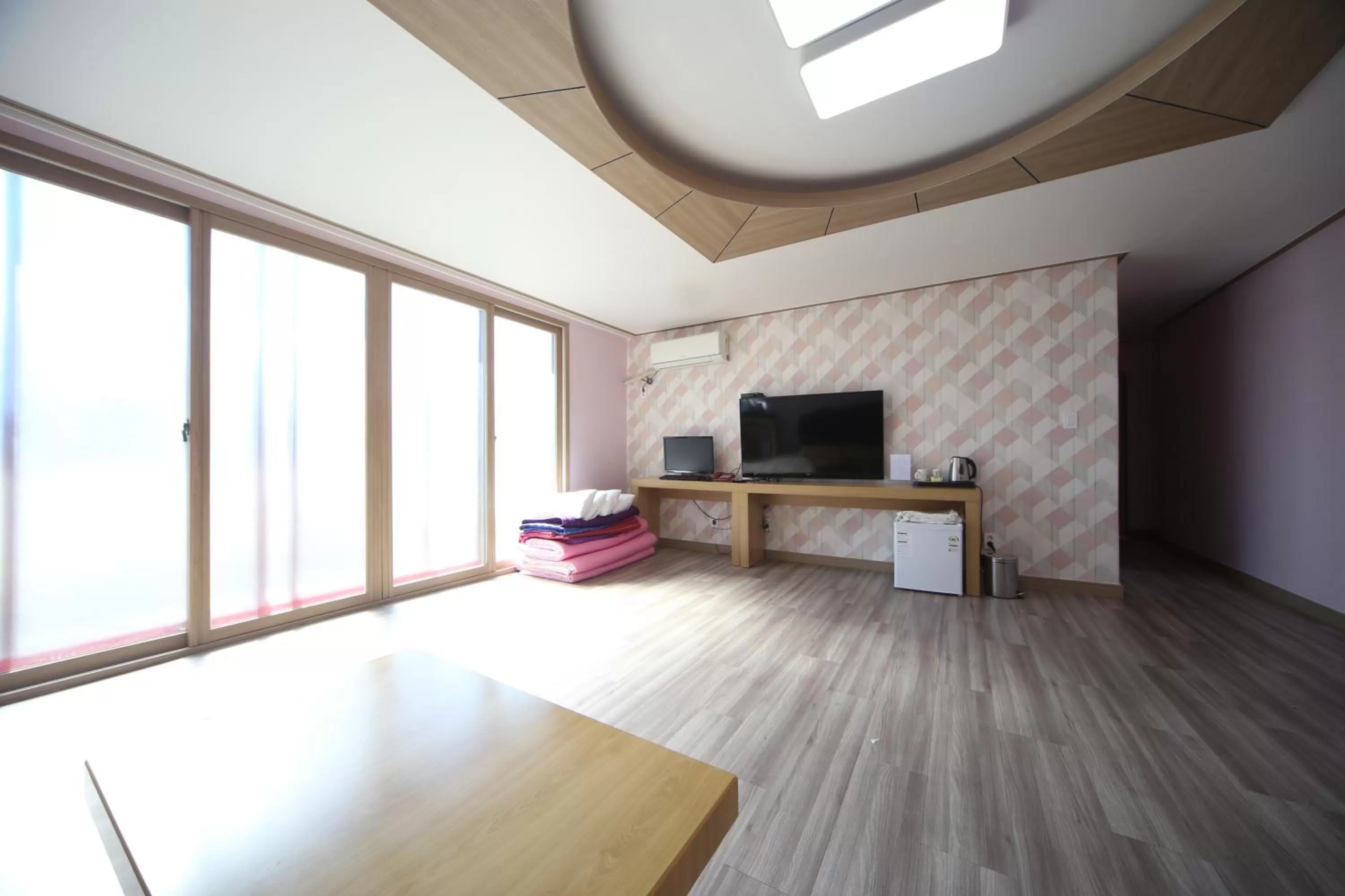 Coffee/tea facilities in Elysee Hotel