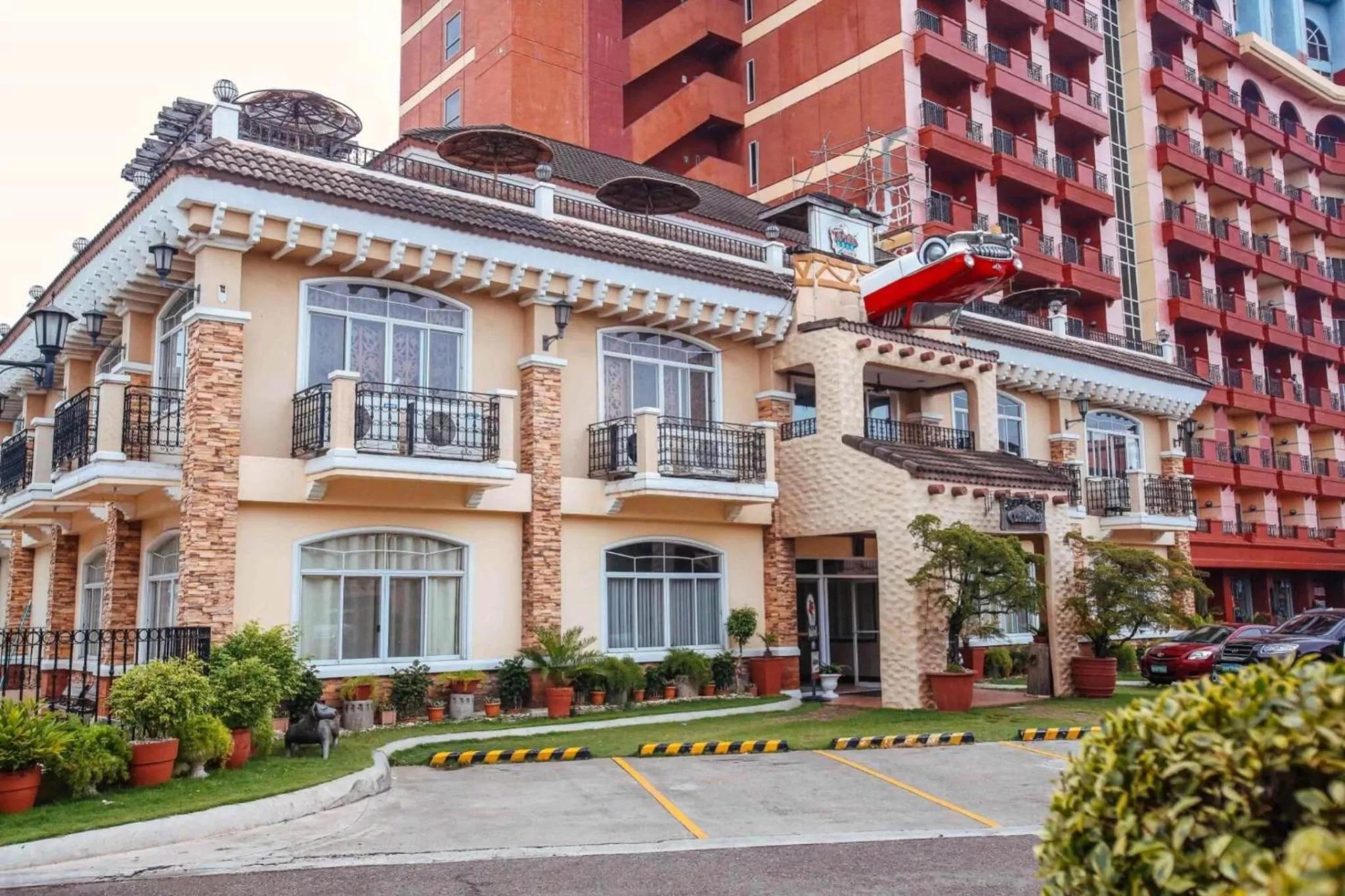 Facade/entrance in Crown Regency Suites Mactan