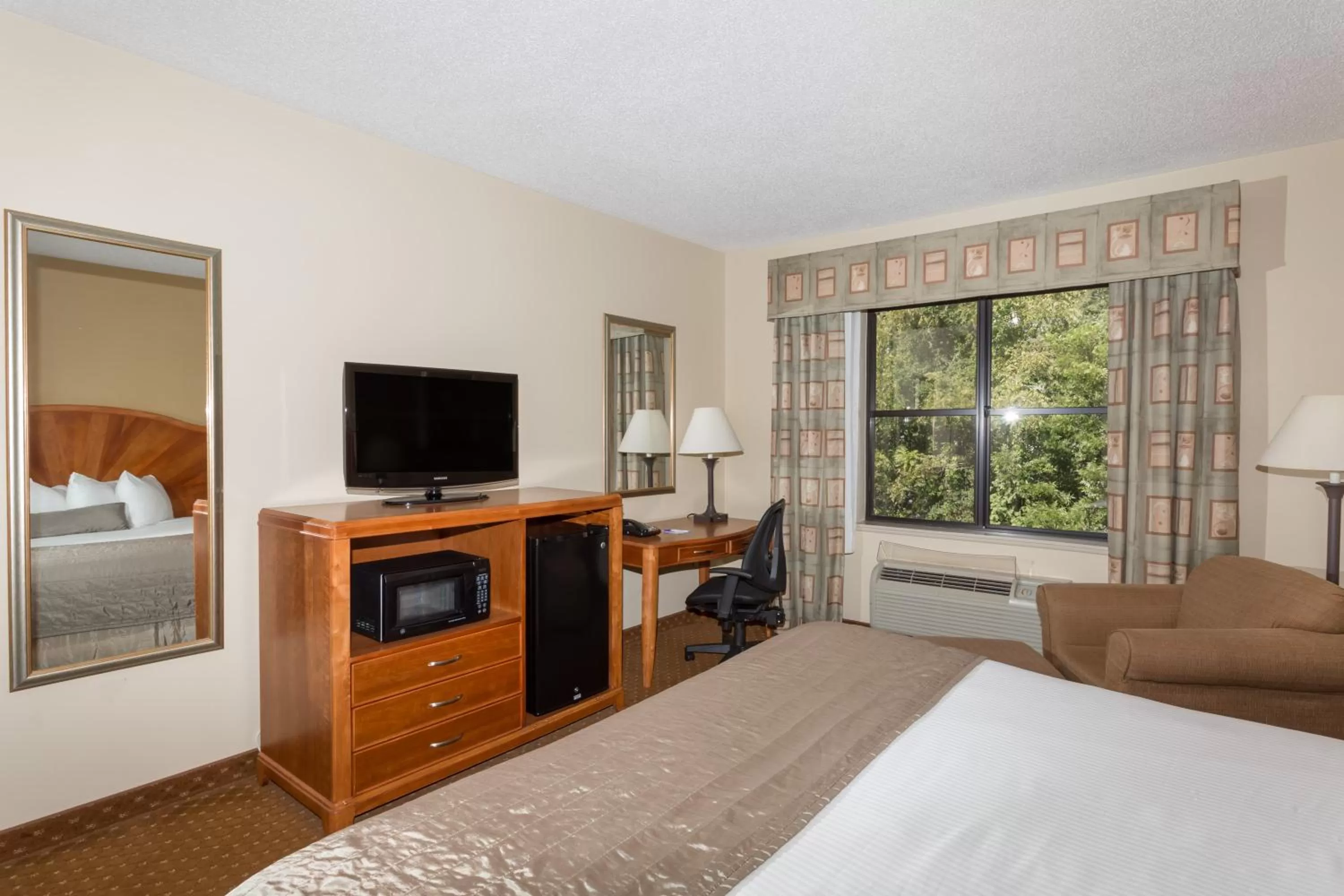 Bedroom, Bed in Baymont by Wyndham Asheville/Biltmore
