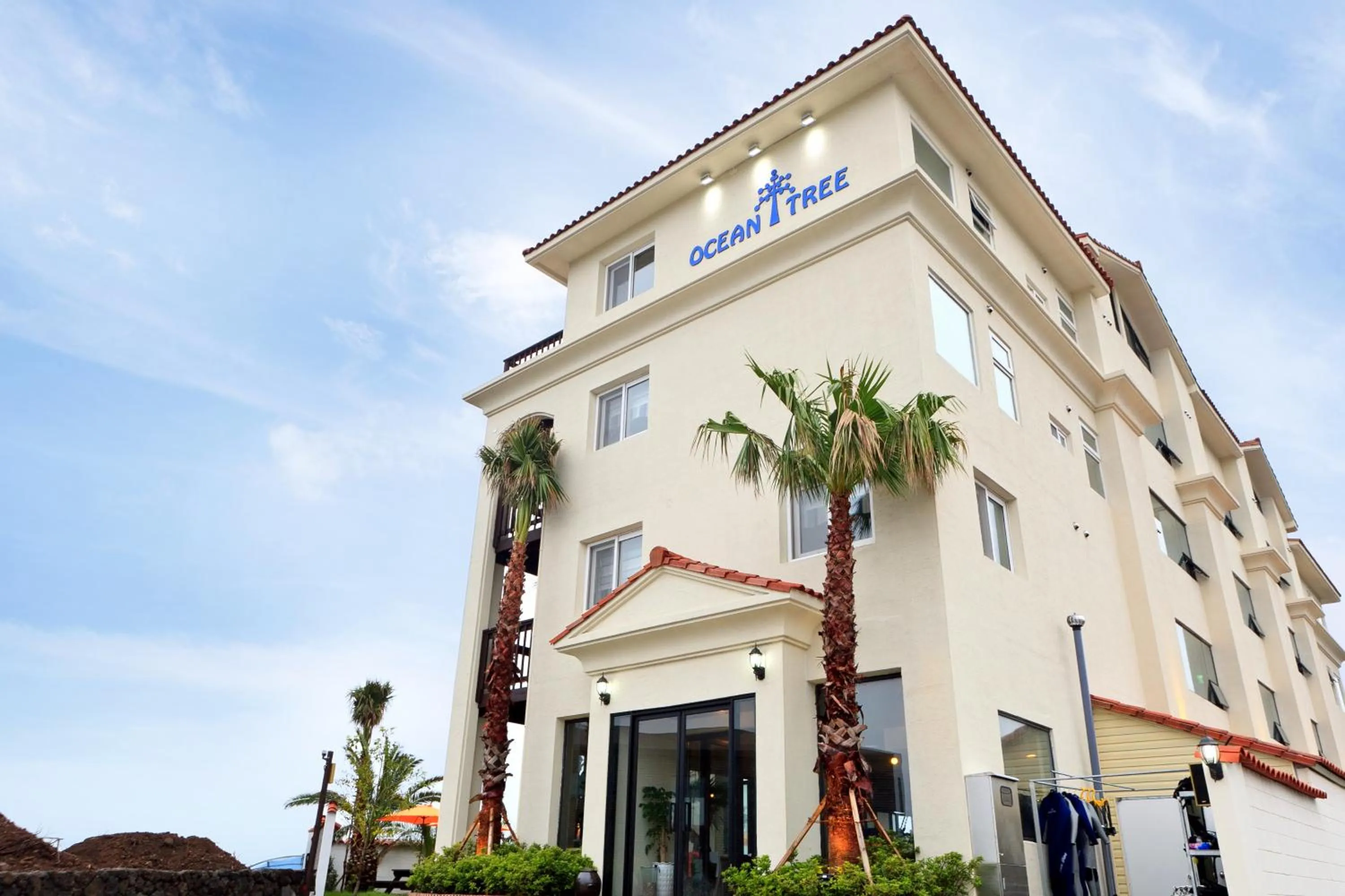 Facade/entrance in Oceantree House