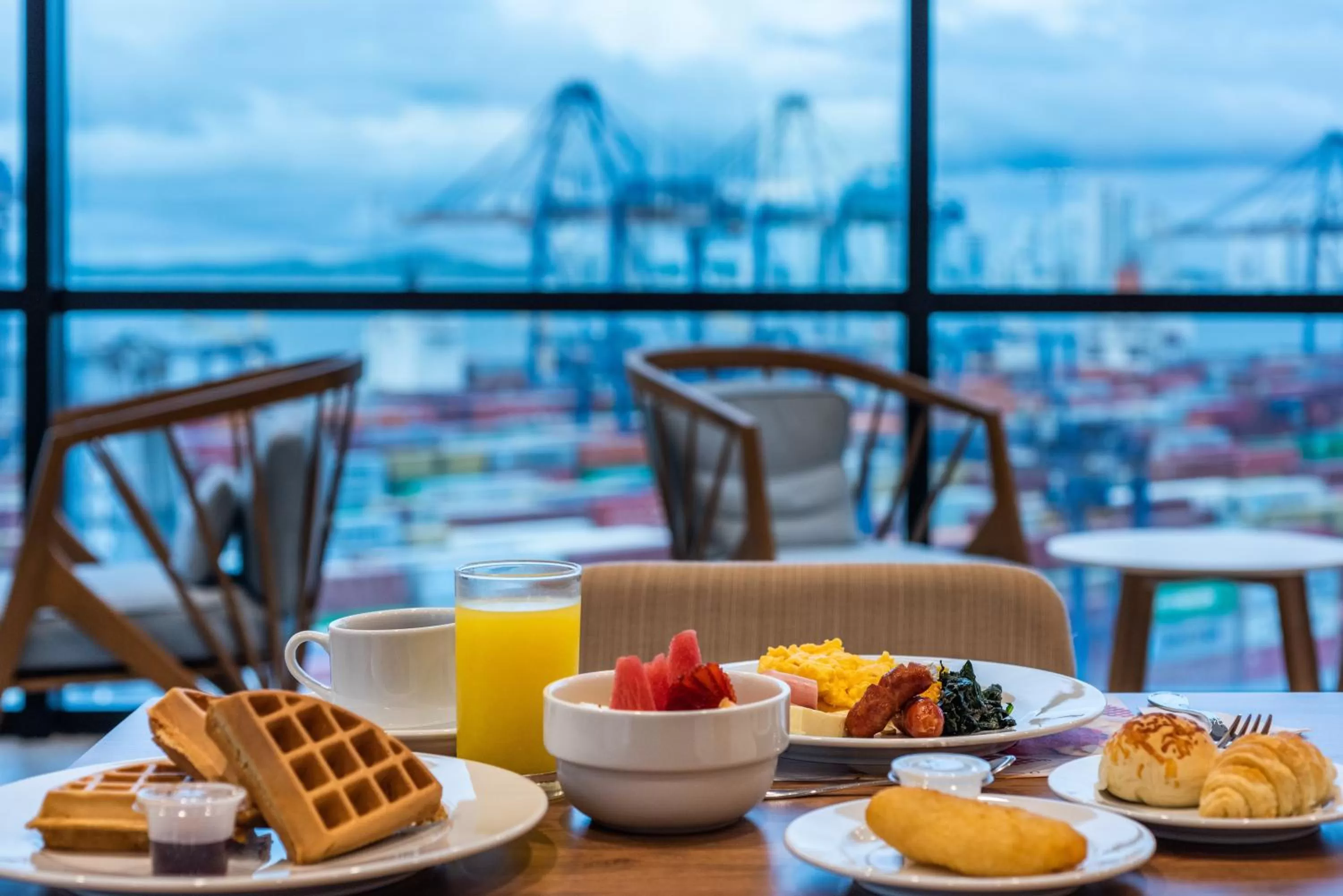 Restaurant/places to eat in Holiday Inn Express Cartagena Manga by IHG