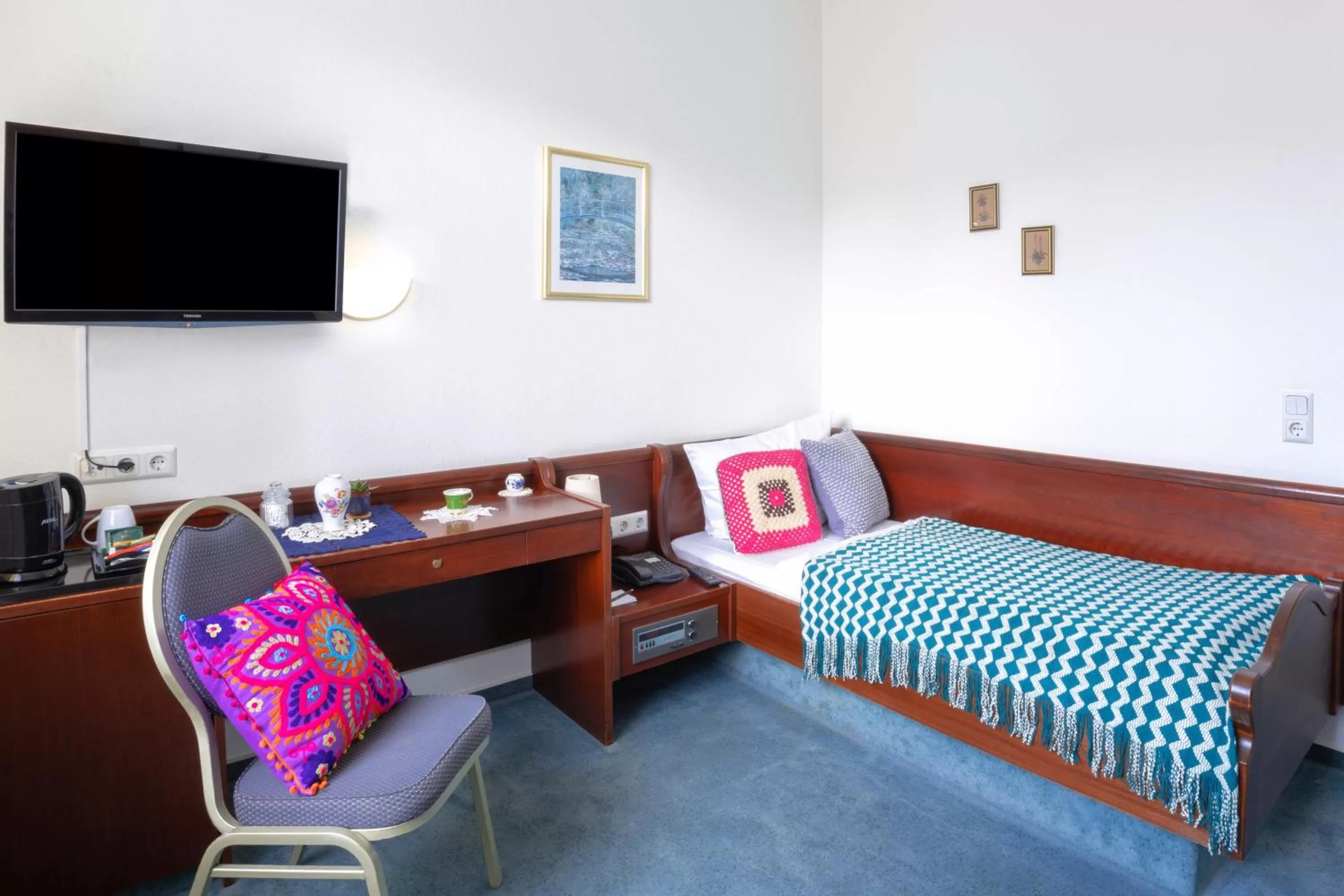 Bed in Tante ALMA's Mannheimer Hotel