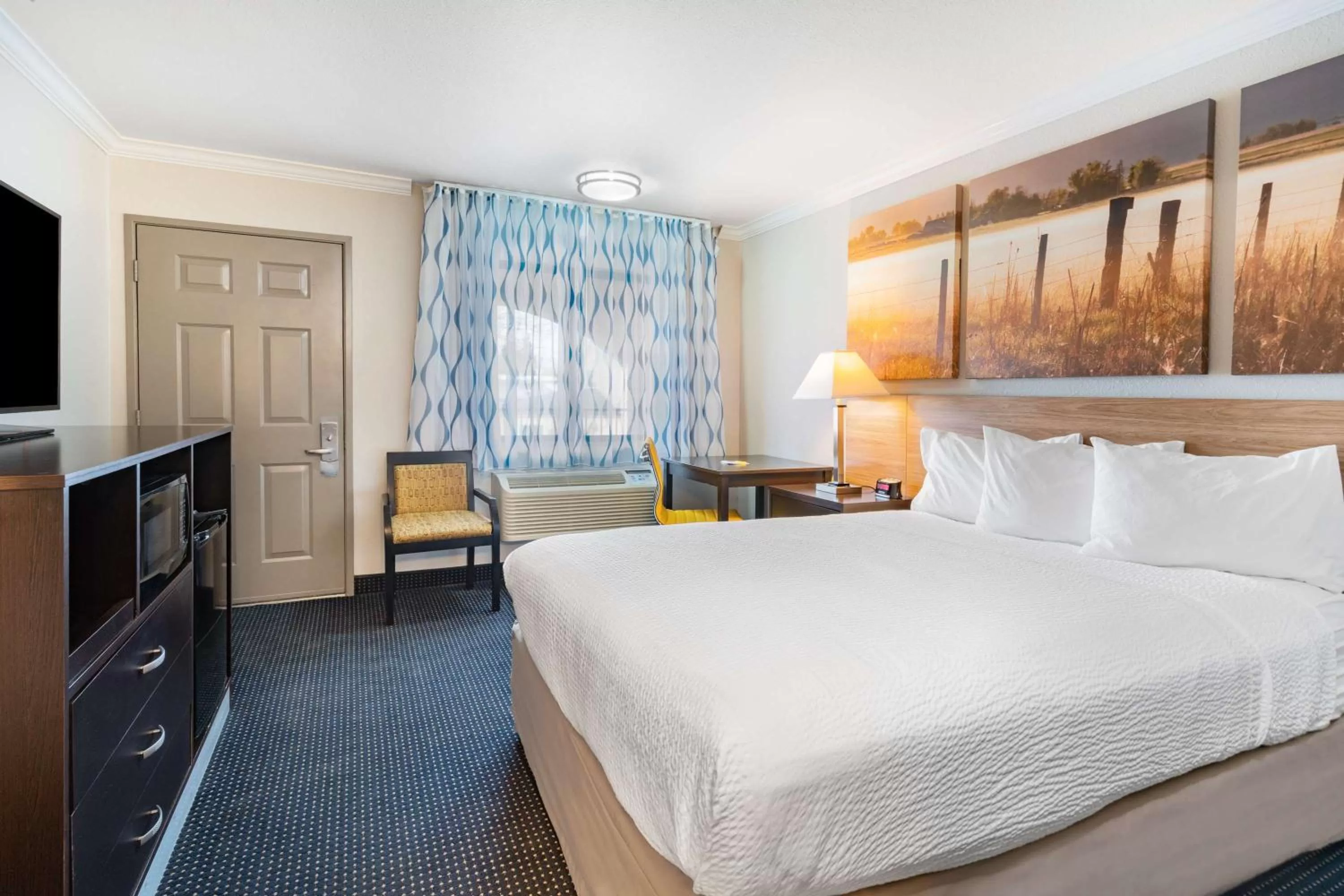 Bedroom, Bed in Days Inn by Wyndham Winnemucca