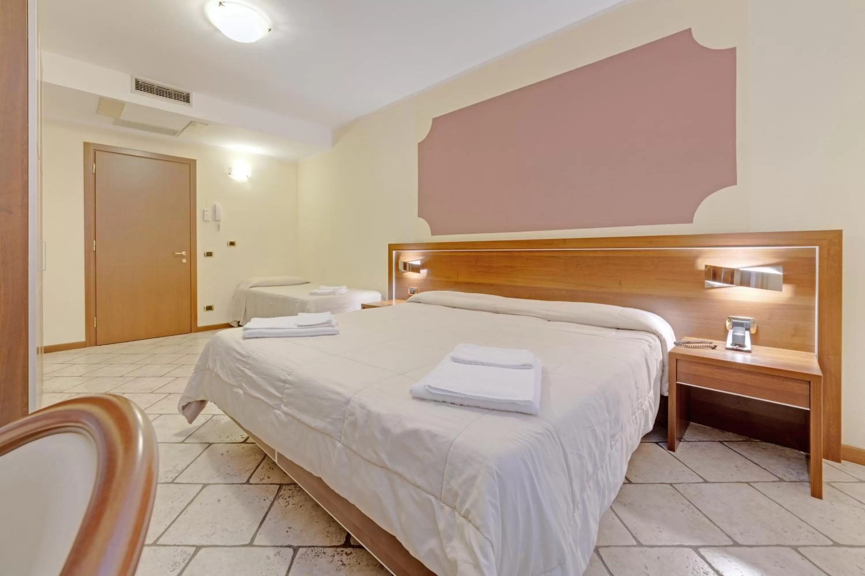 Bed in Hotel Grotto Bagat