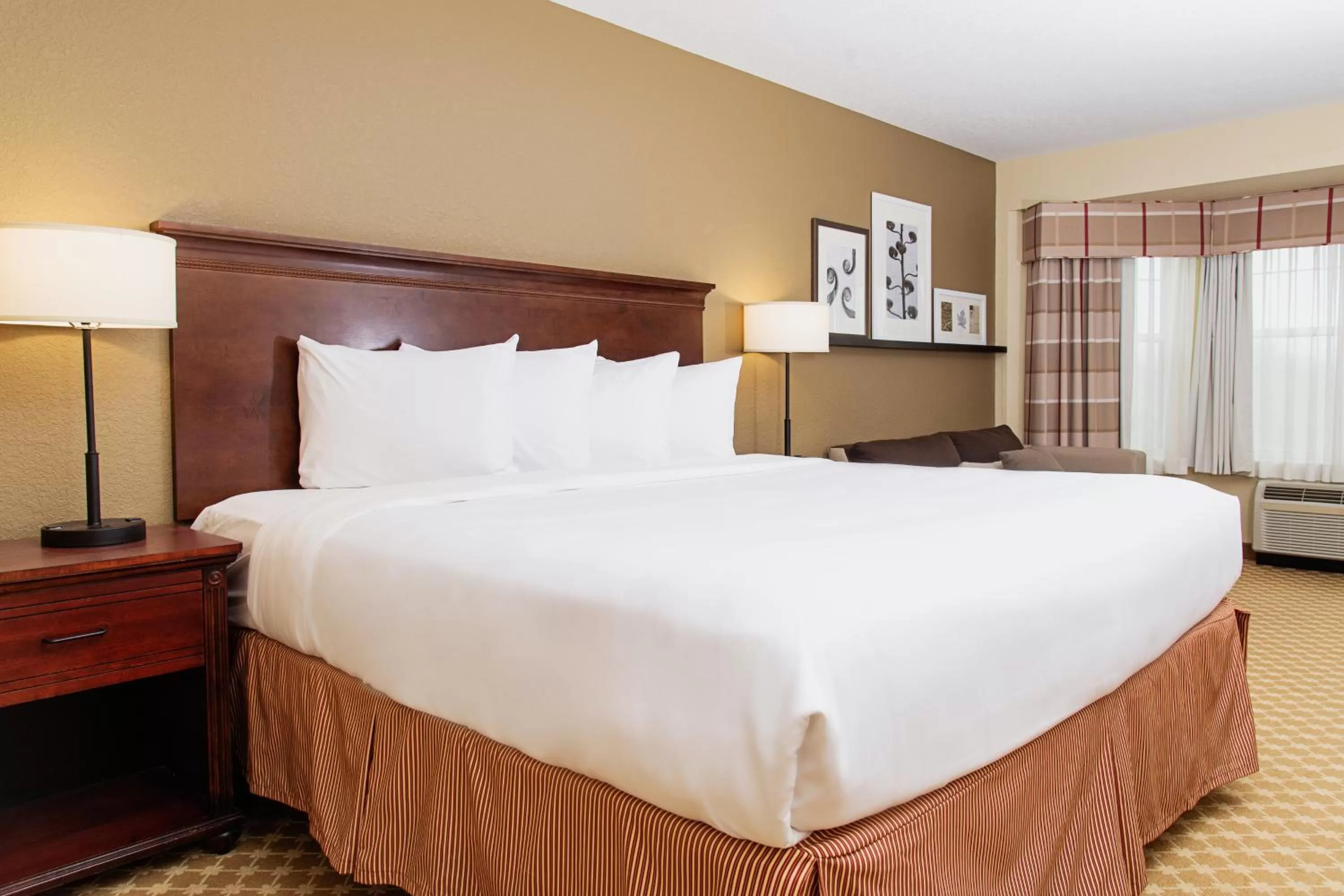 Bed in Country Inn & Suites by Radisson, Milwaukee West Brookfield , WI
