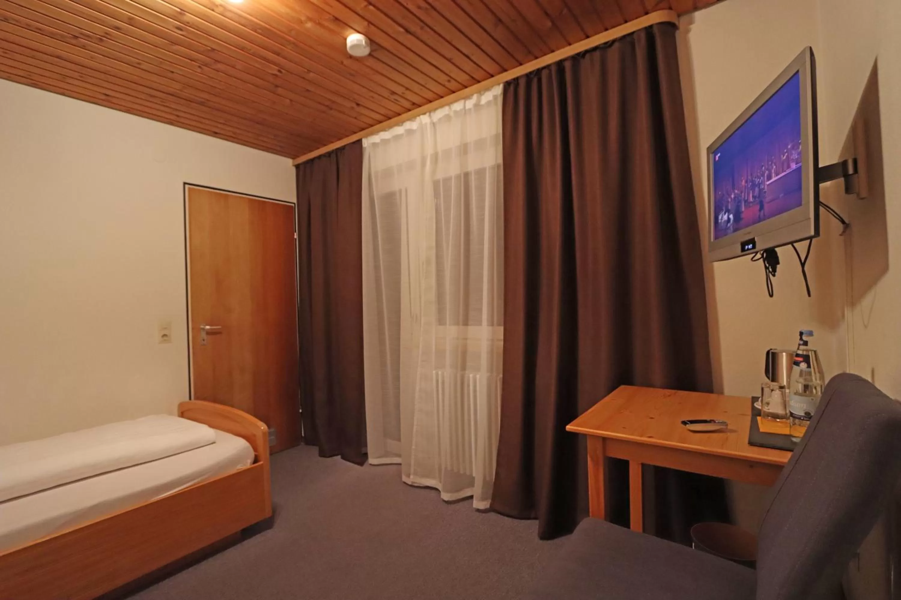 Bed in Hotel Kreuz Höhengasthof