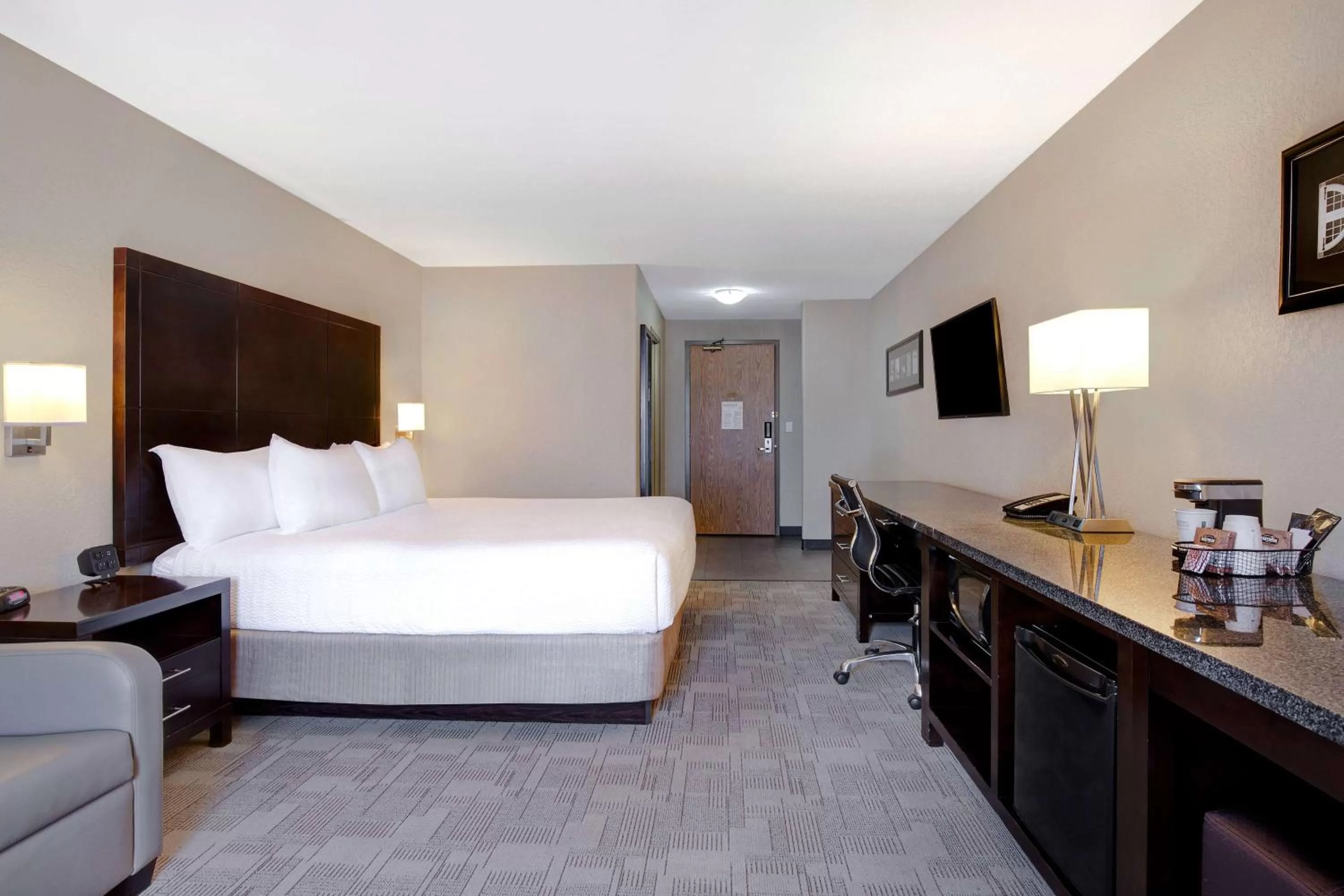 Photo of the whole room, Bed in Days Inn by Wyndham Medicine Hat