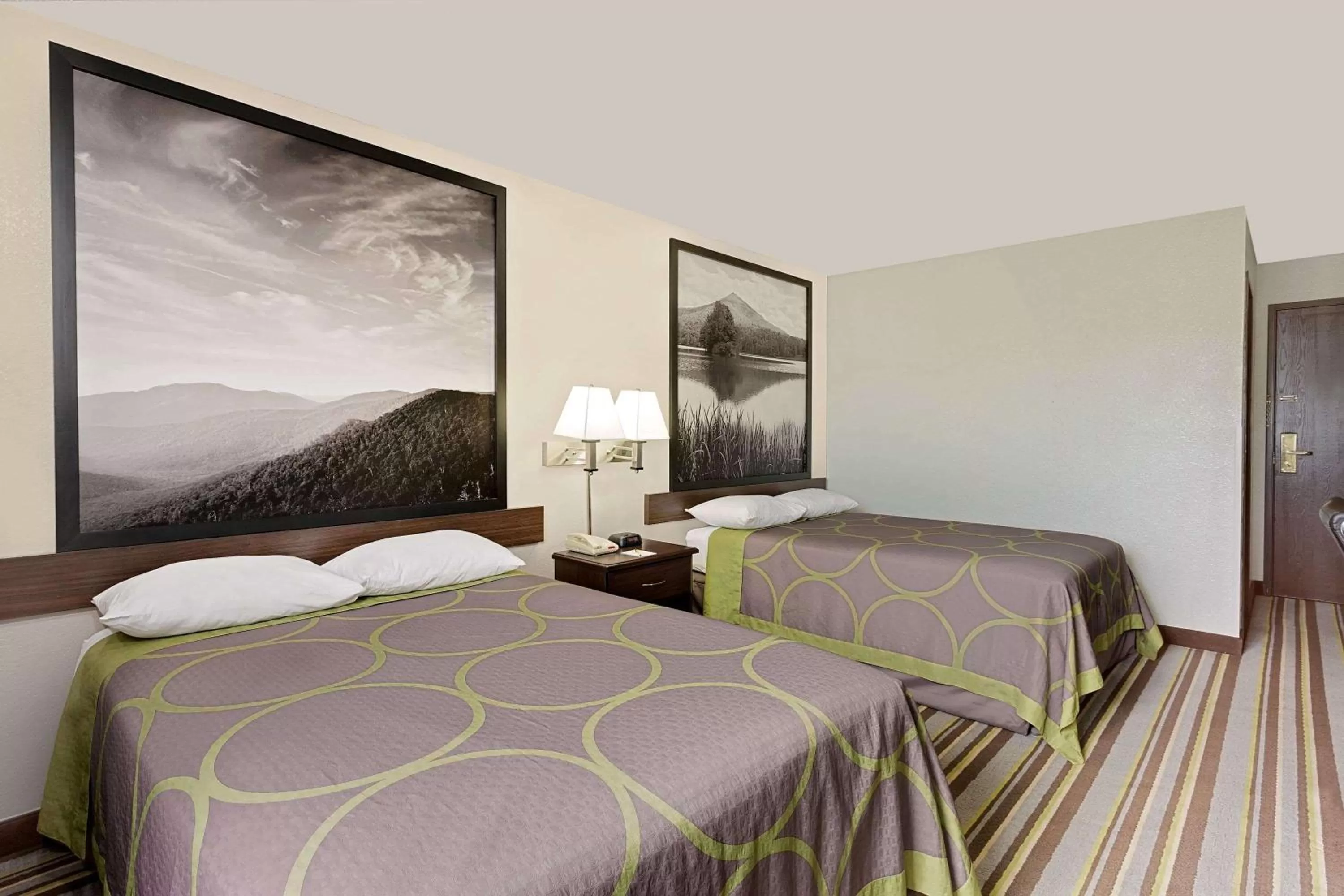 Photo of the whole room, Bed in Super 8 by Wyndham Waynesboro