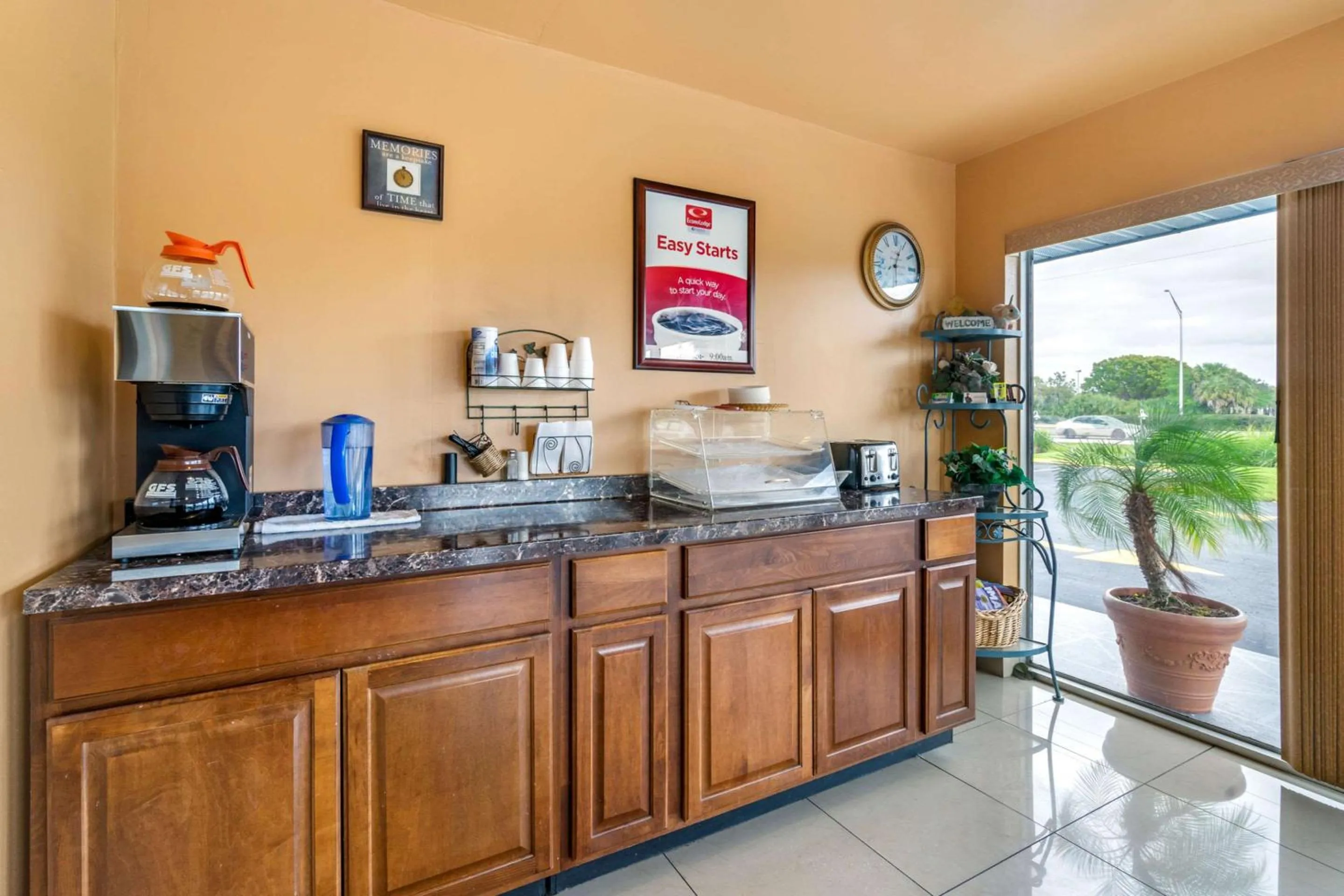 Restaurant/places to eat in Econo Lodge Fort Myers North