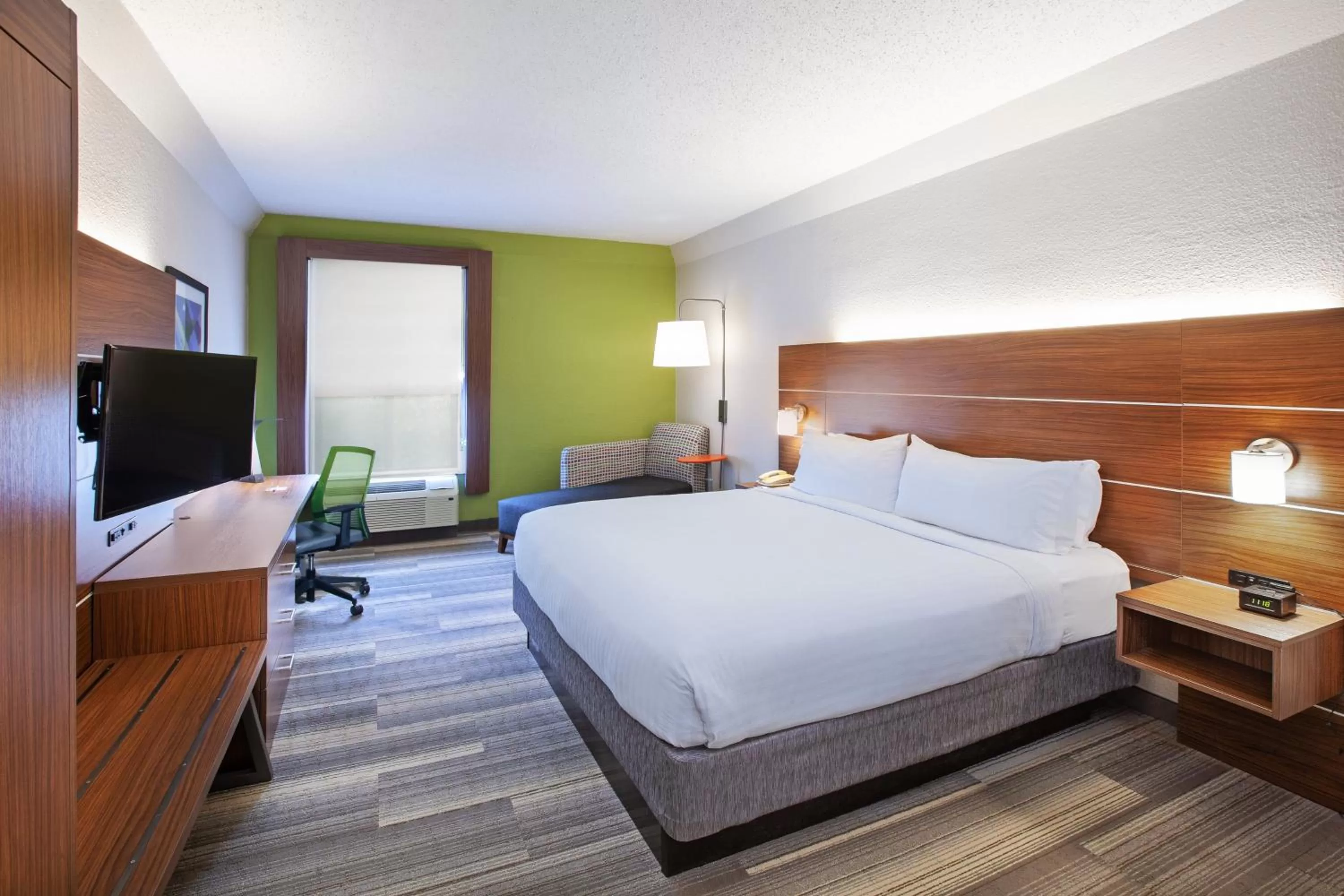 Photo of the whole room, Bed in Holiday Inn Express & Suites Houston - Memorial Park Area by IHG