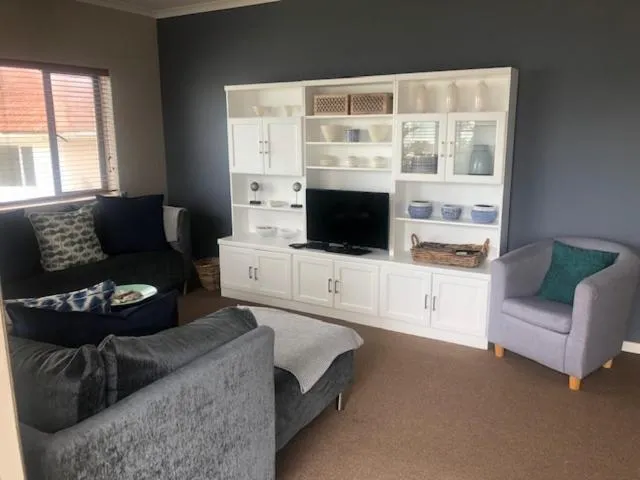 Communal lounge/ TV room in Palm Beach Guesthouse