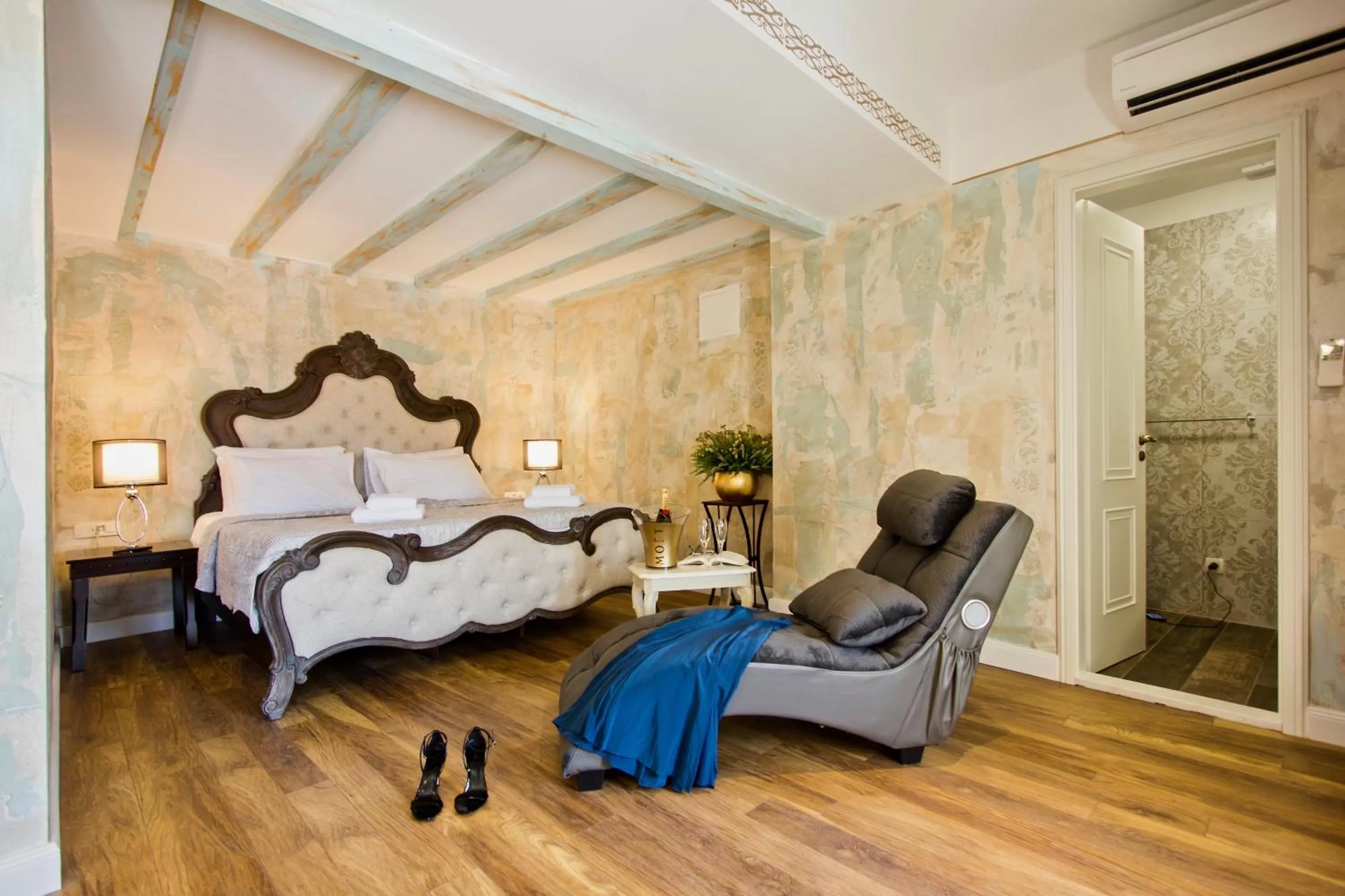Bed in Plaza Marchi Old Town - MAG Quaint & Elegant Boutique Hotels