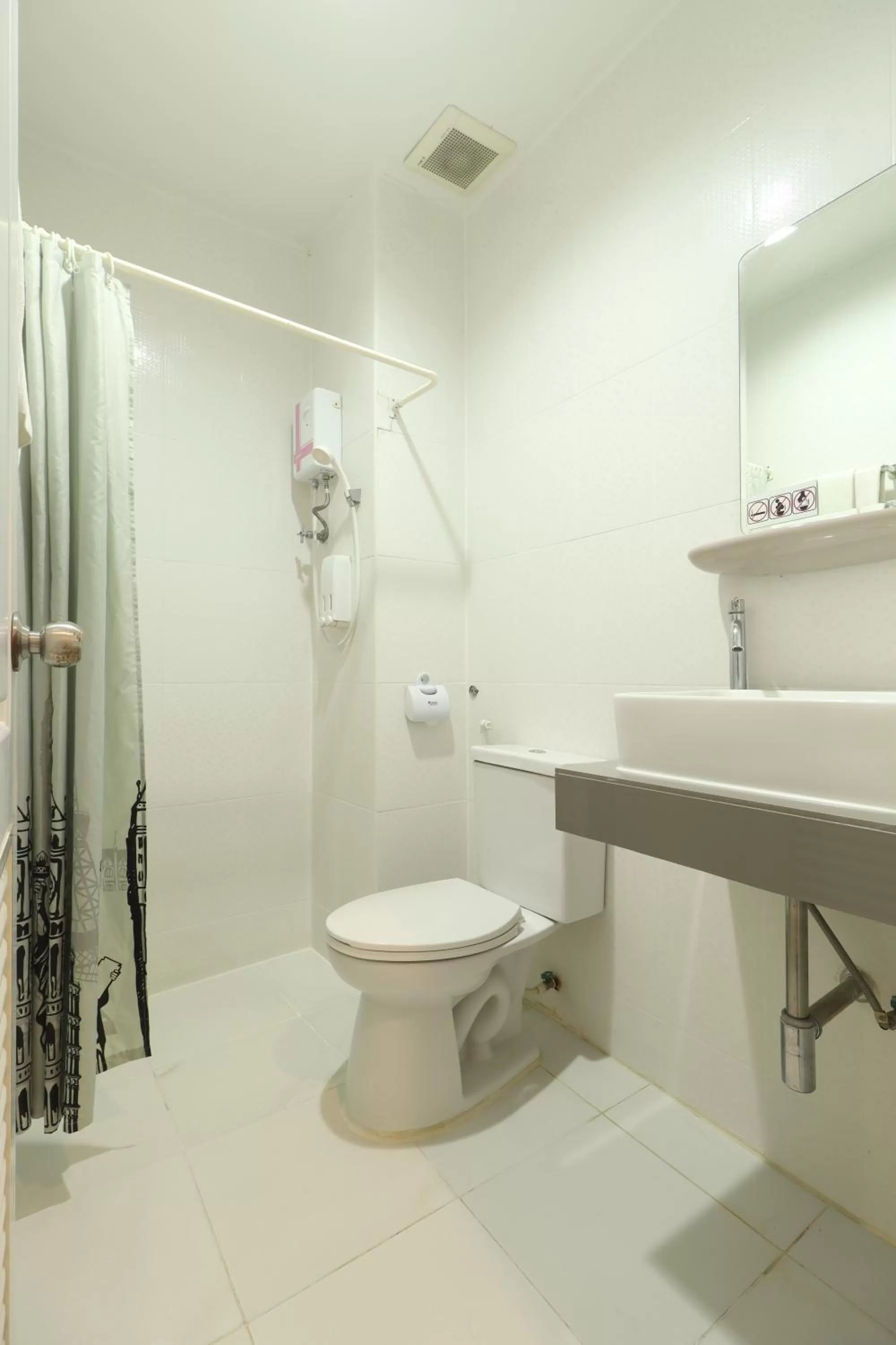 Bathroom in The Battery Park Midtown Boutique