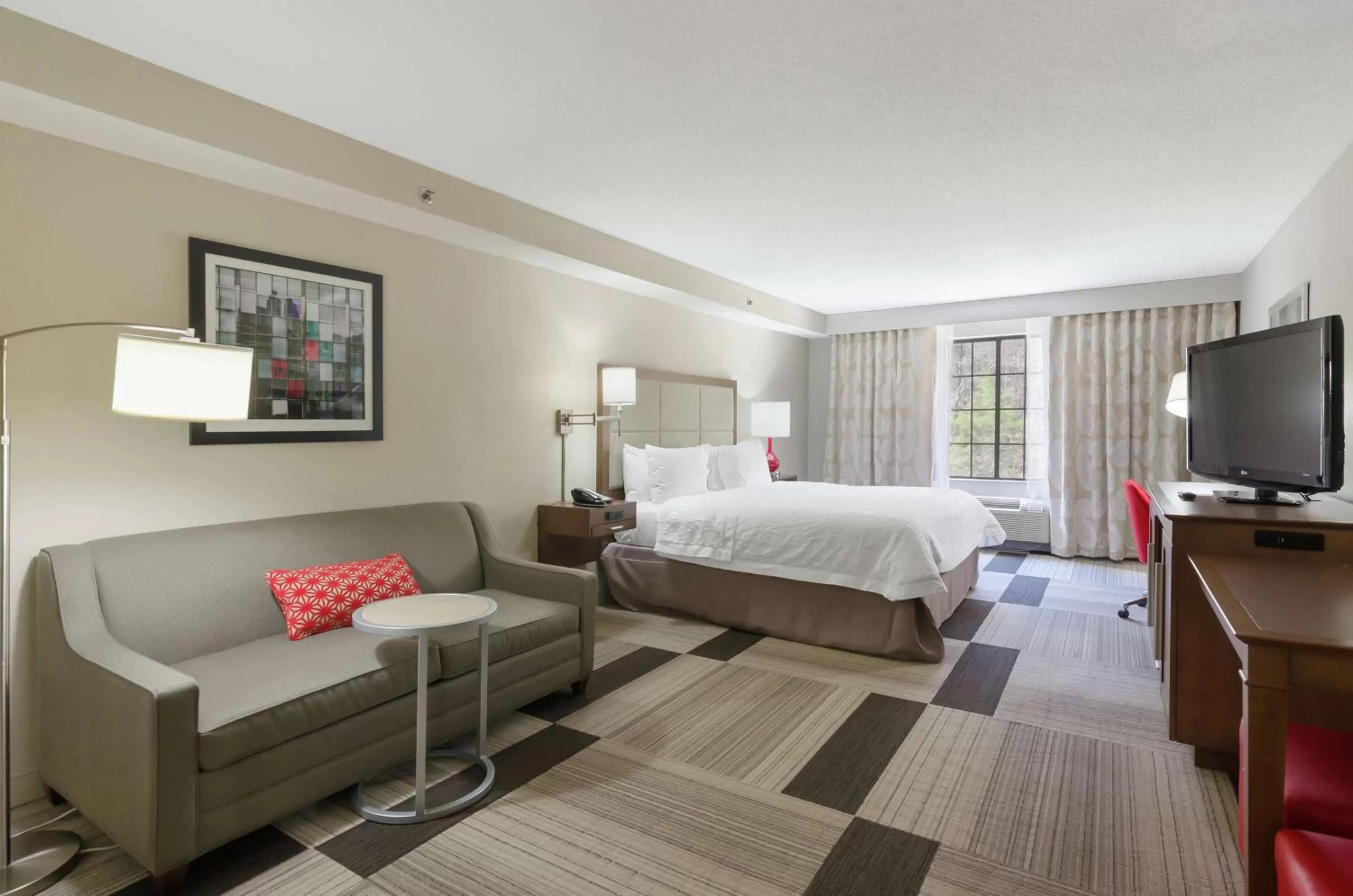 Bedroom, Bed in Hampton Inn Salem