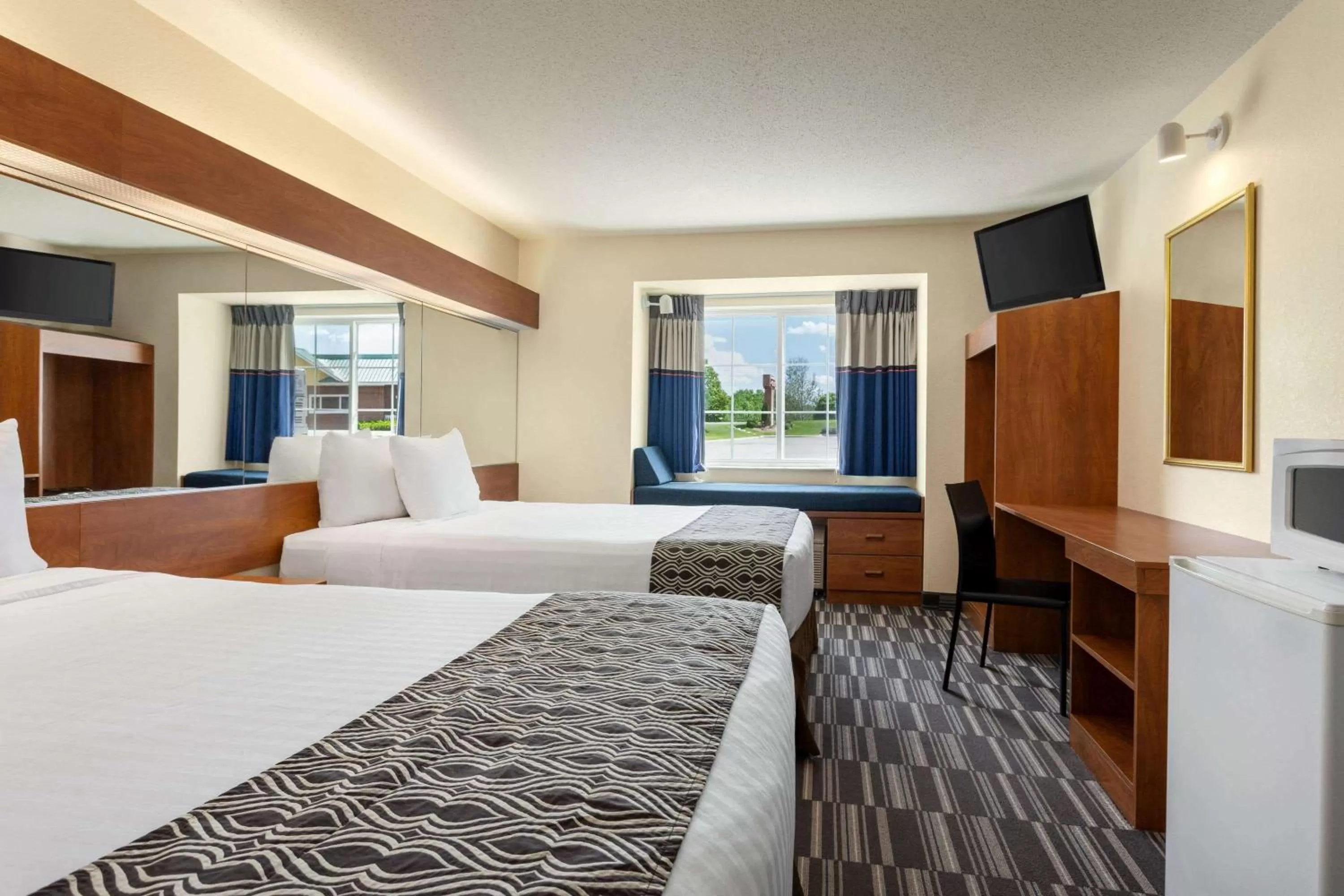 Photo of the whole room, Bed in Microtel Inn and Suites - Inver Grove Heights