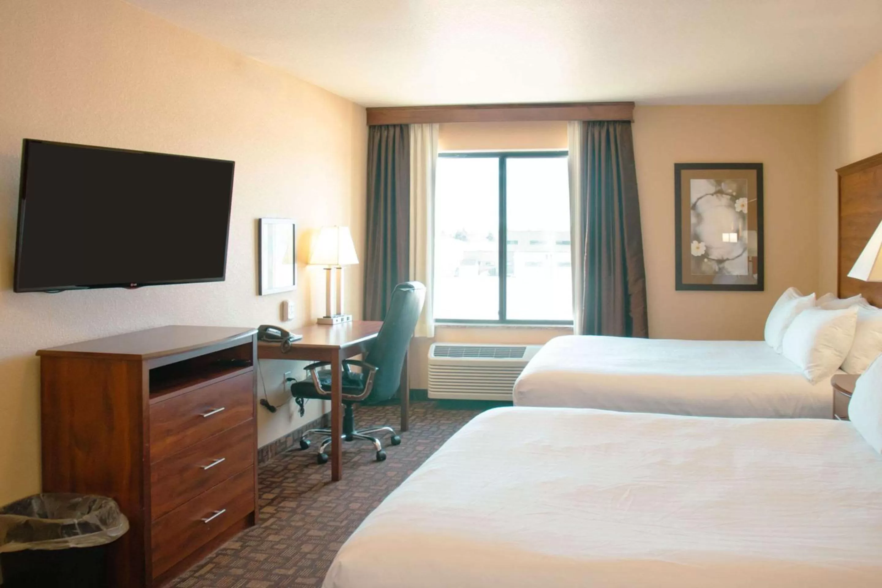 Bedroom, Bed in Expressway Suites of Grand Forks