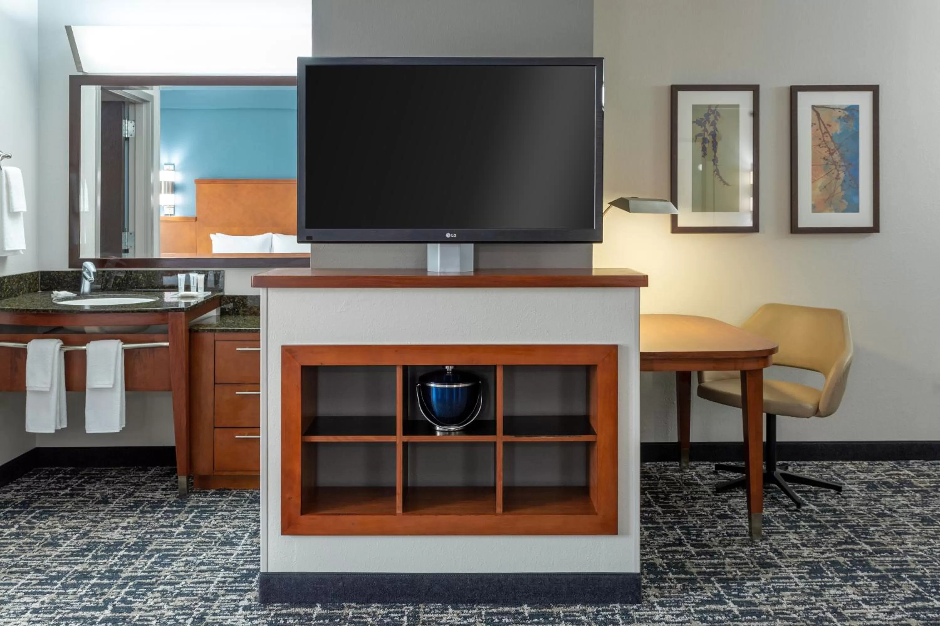 TV and multimedia in Hyatt Place Columbus-North