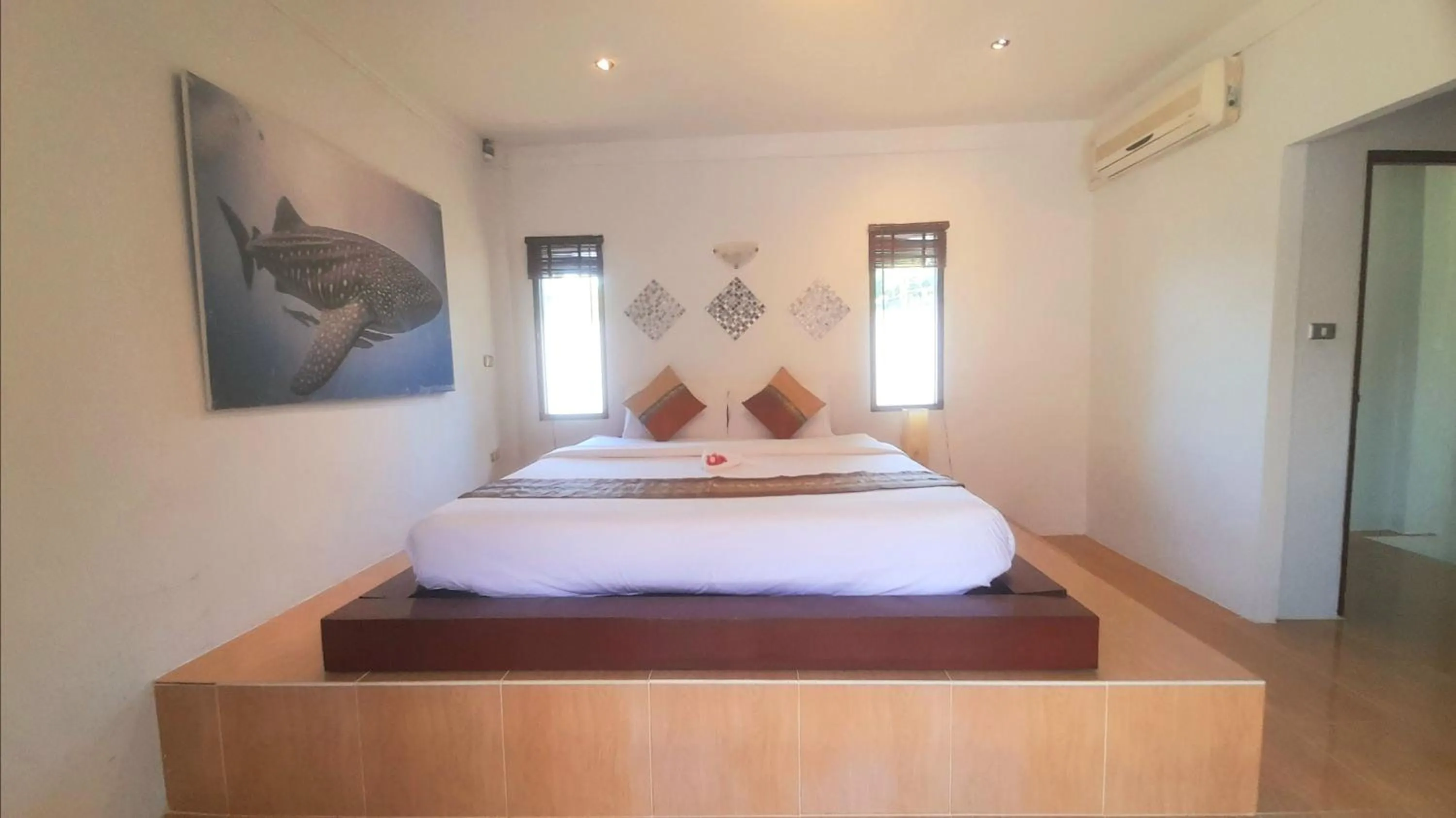 Photo of the whole room, Bed in Samui Diving Resort