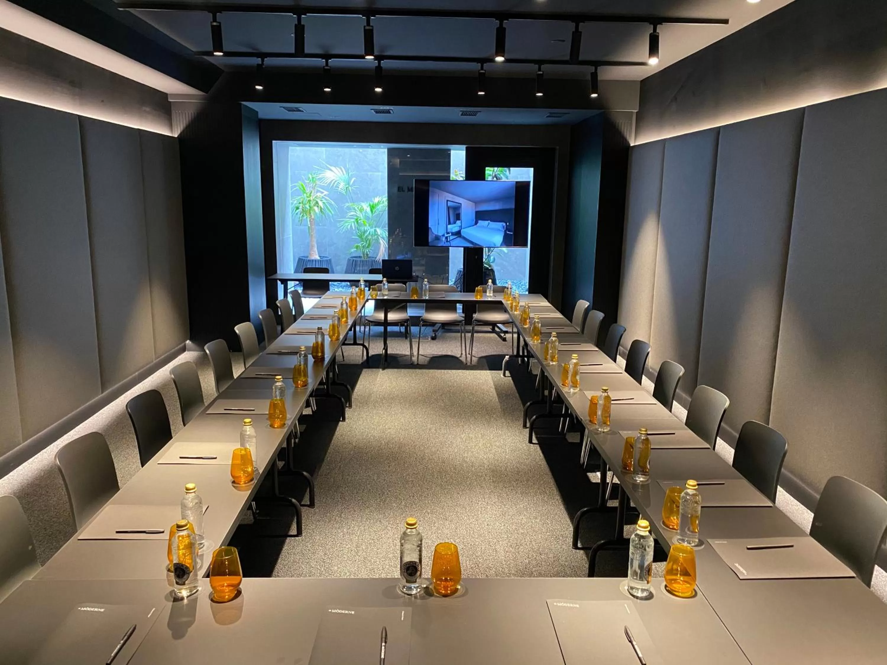 Meeting/conference room in El Môderne Hotel