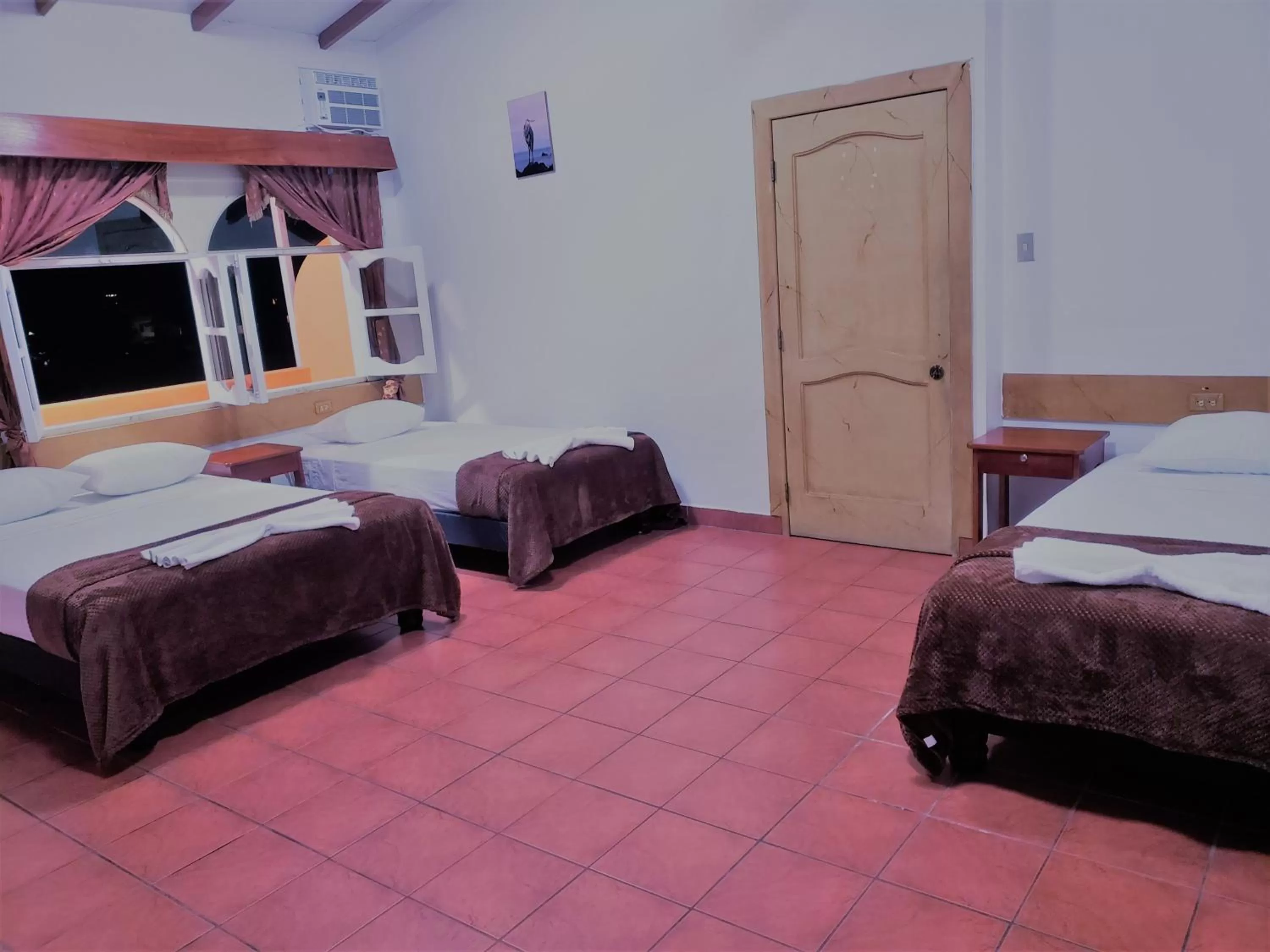 Photo of the whole room, Bed in Hotel Crossman