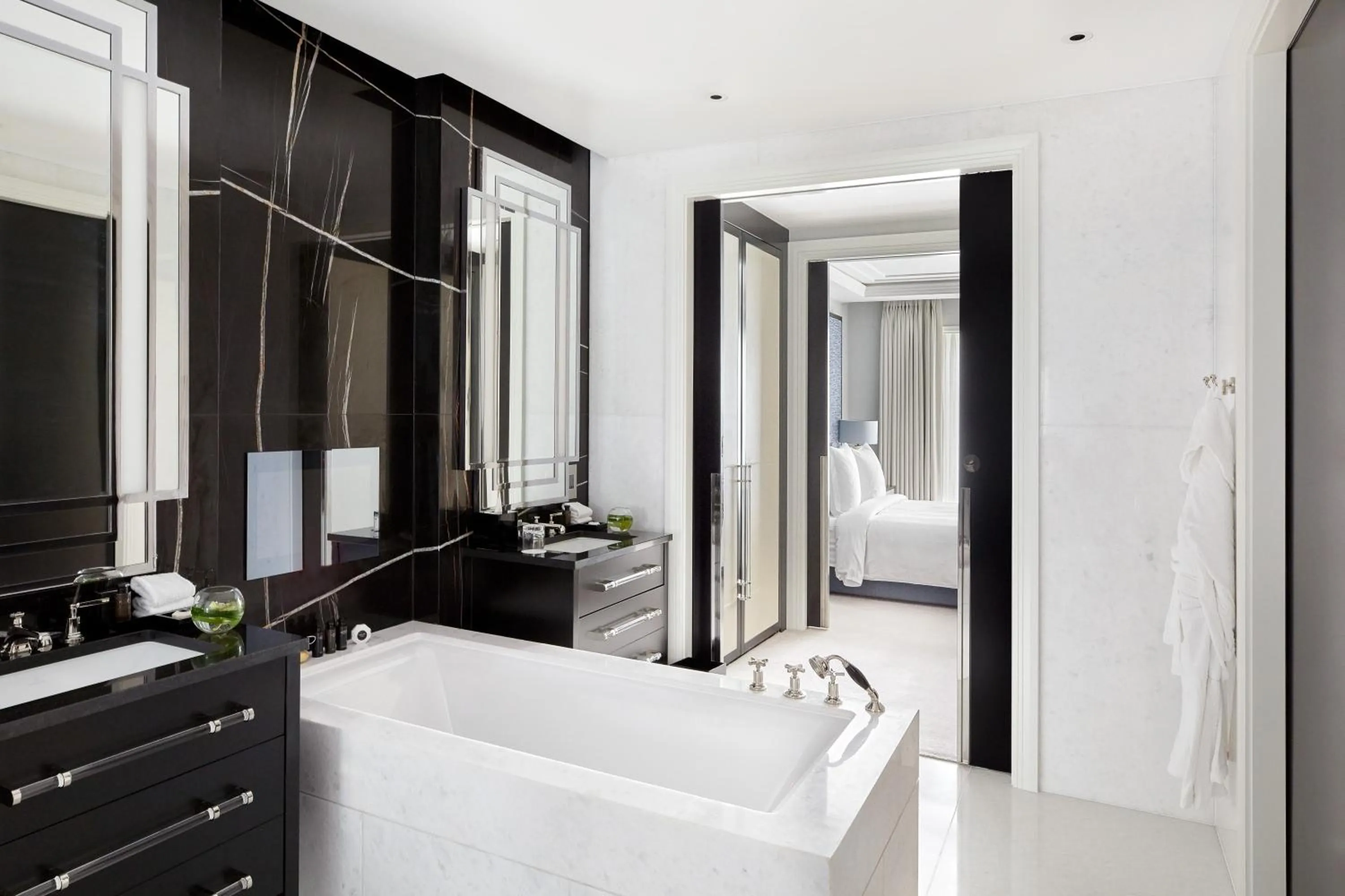 Bathroom, Bed in Four Seasons Hotel London at Tower Bridge