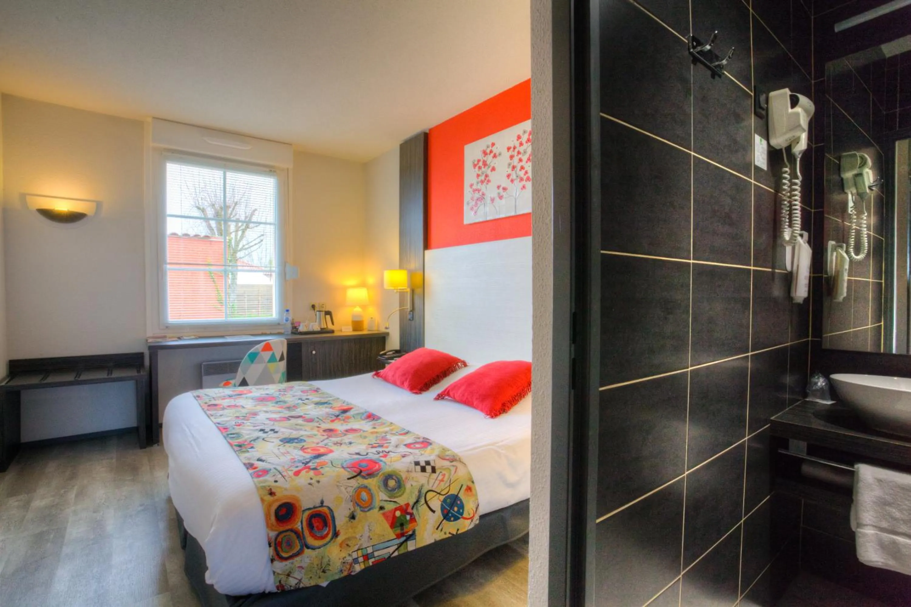 Photo of the whole room, Bed in The Originals Boutique, Hôtel Le Pillebois, Bourg-en-Bresse Nord