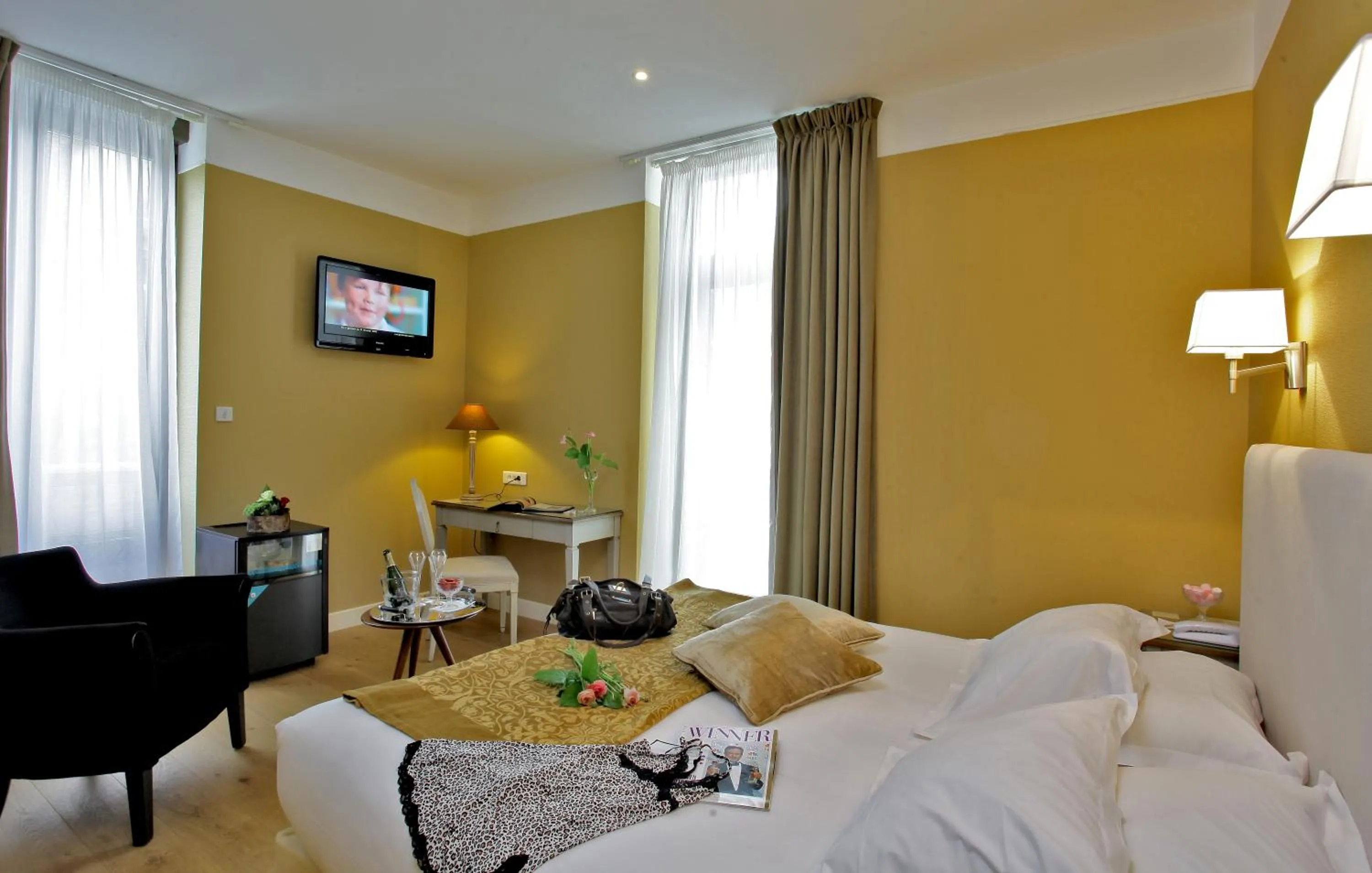 Photo of the whole room, Bed in Hotel Le Renoir