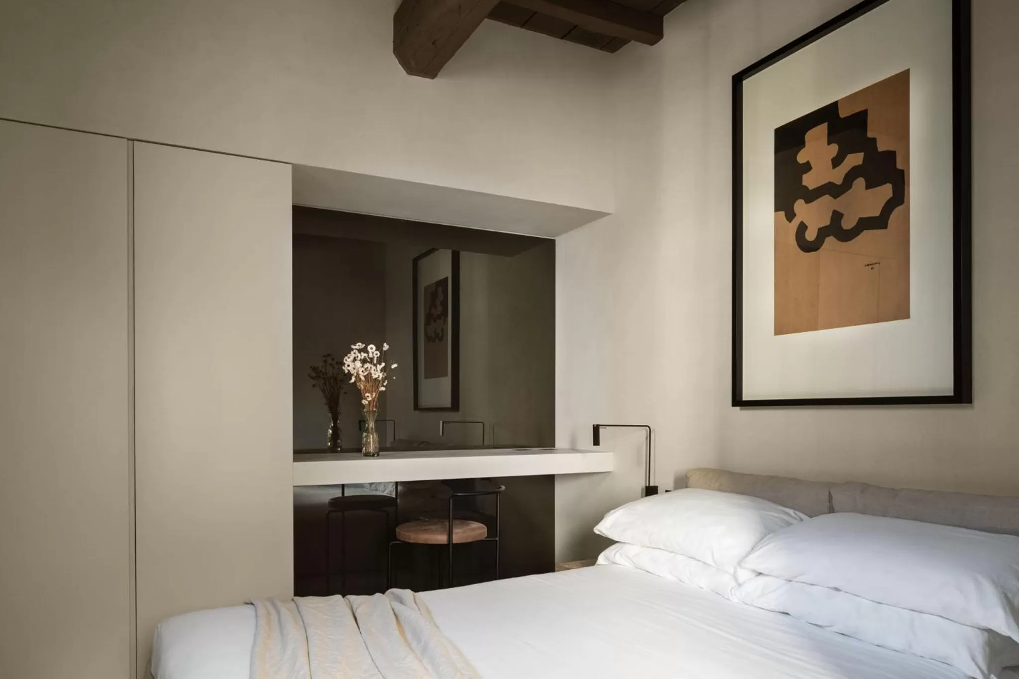 Photo of the whole room, Bed in Hotel Scenario