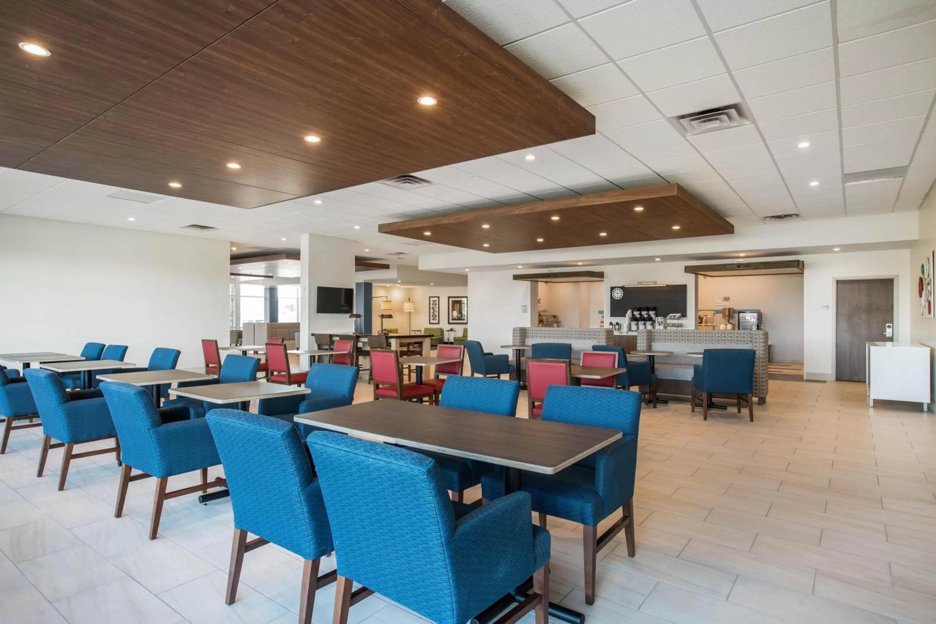 Breakfast in Holiday Inn Express & Suites Ludington by IHG