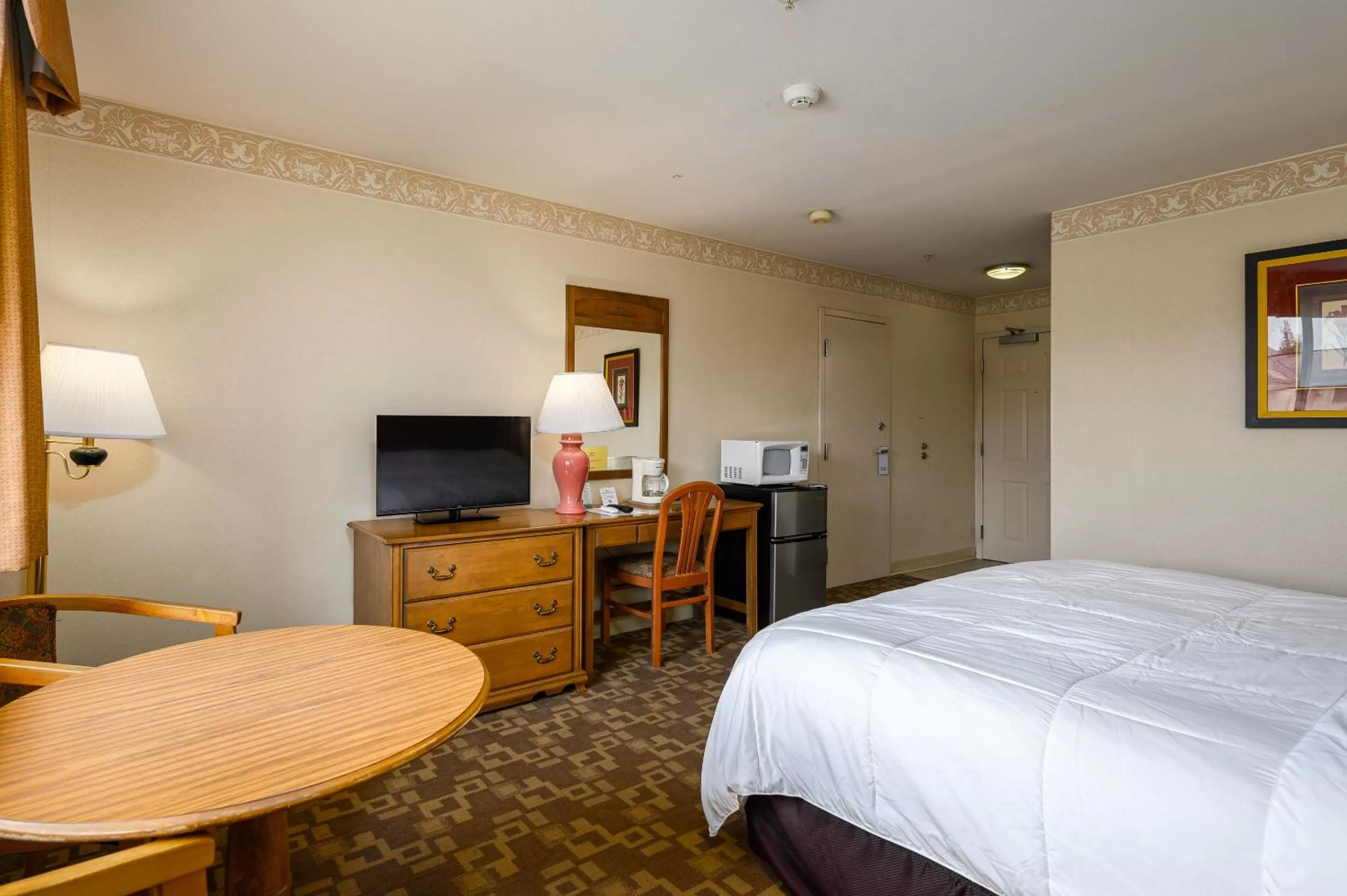 Bed in Three Rivers Inn Sedro Woolley