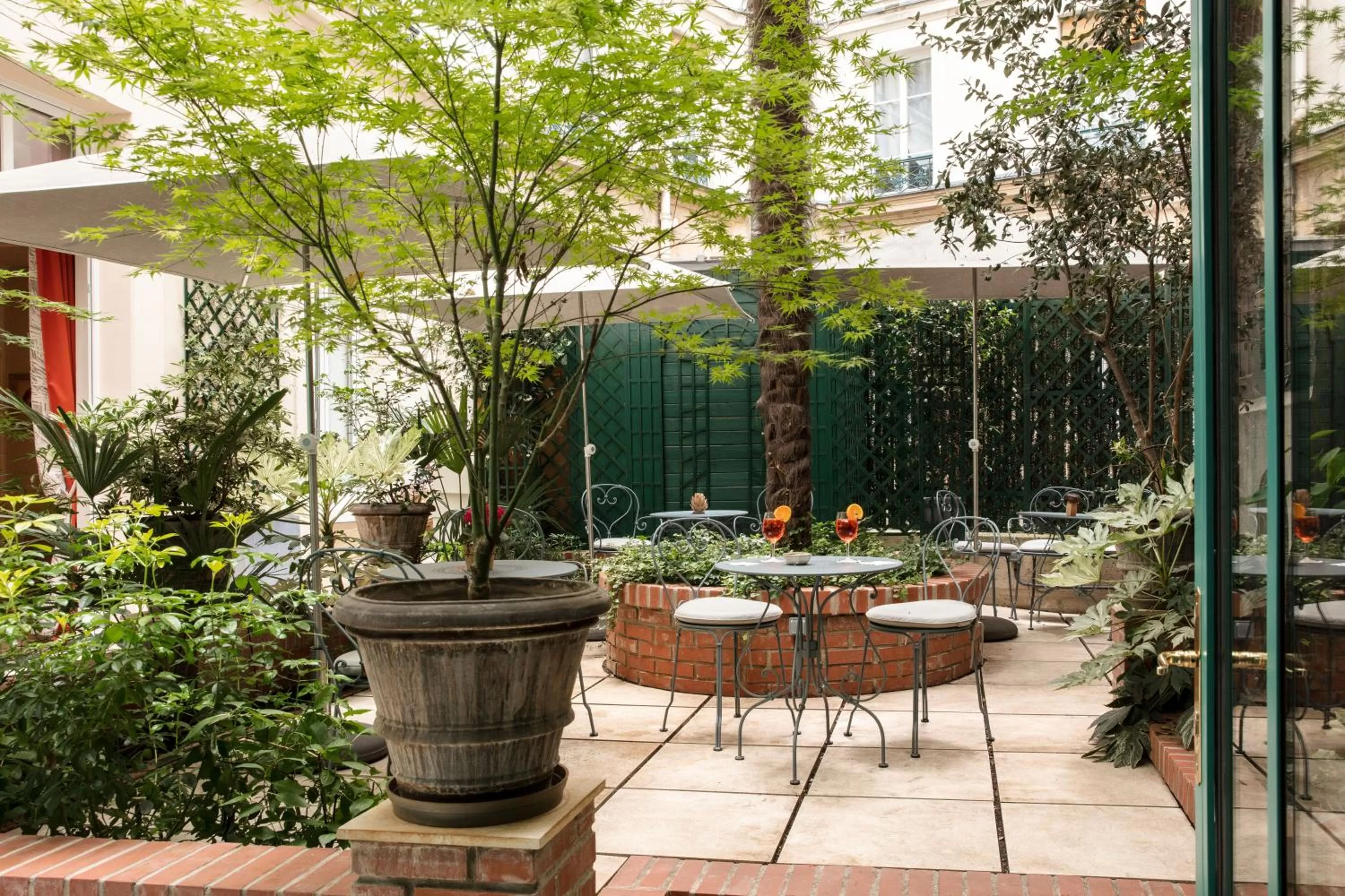 Garden view in Hôtel Serotel Lutèce