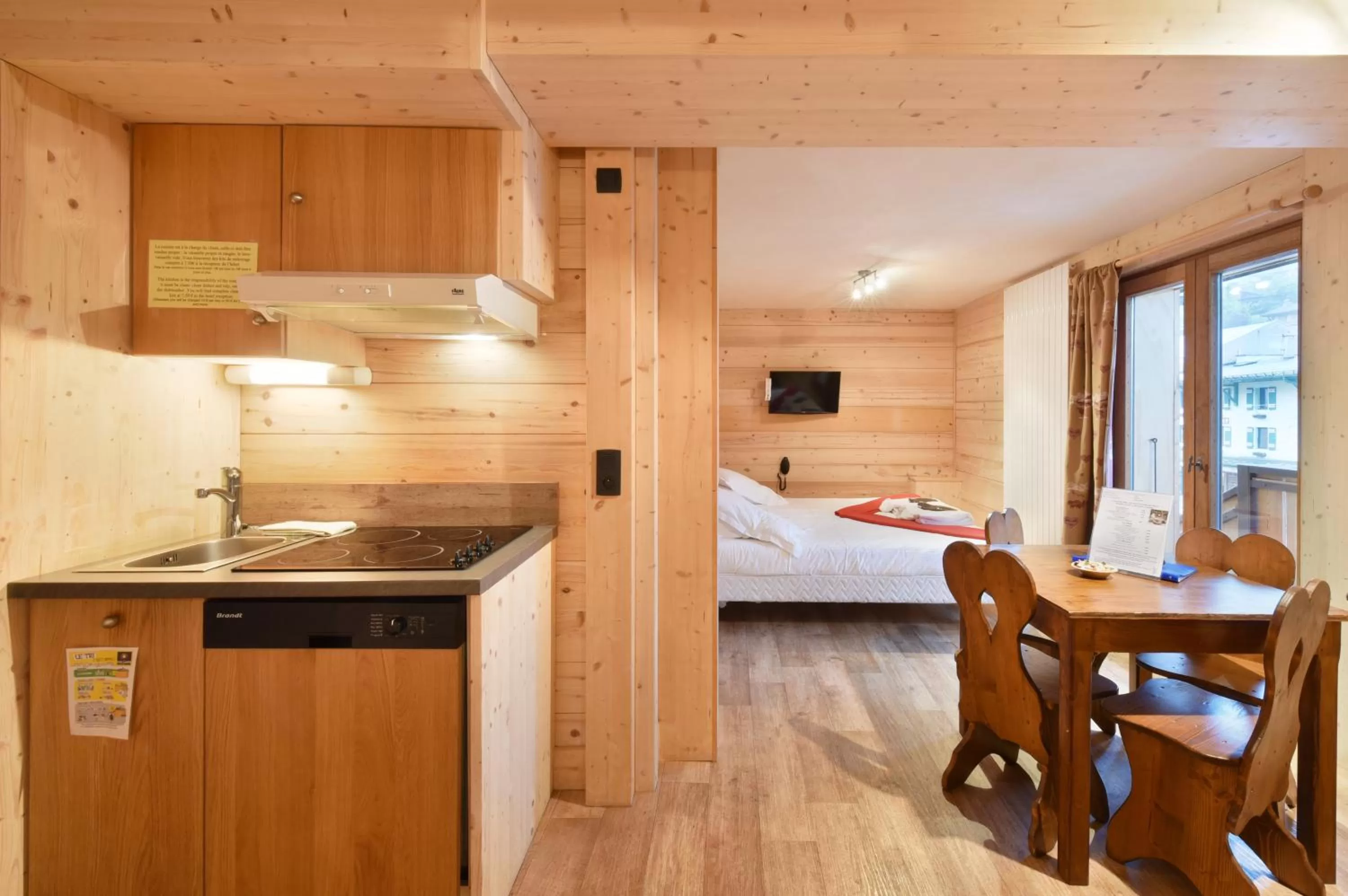 Kitchen or kitchenette, Bed in Loc'Hotel Alpen Sports