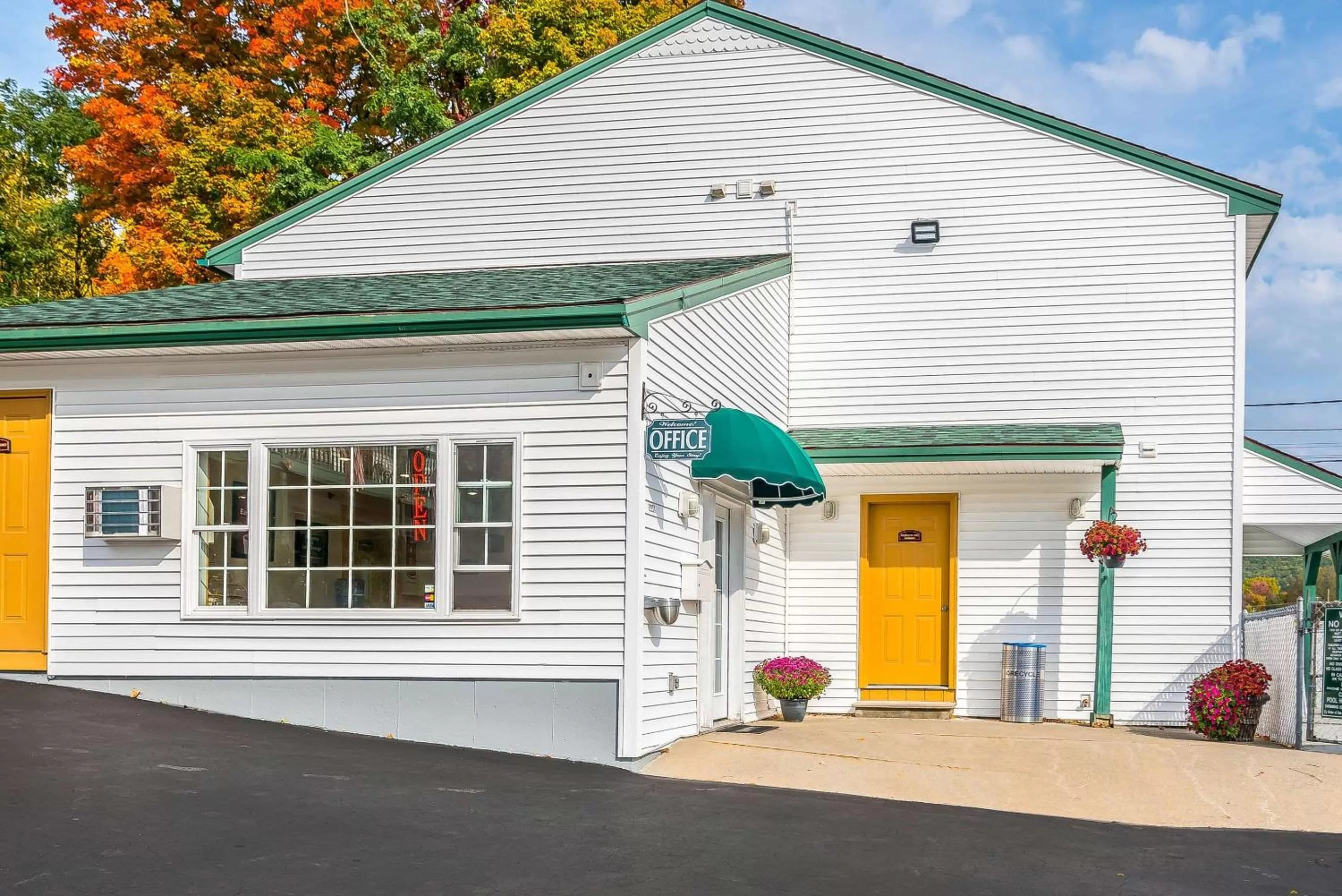 Property building in Rodeway Inn Lake George Outlets