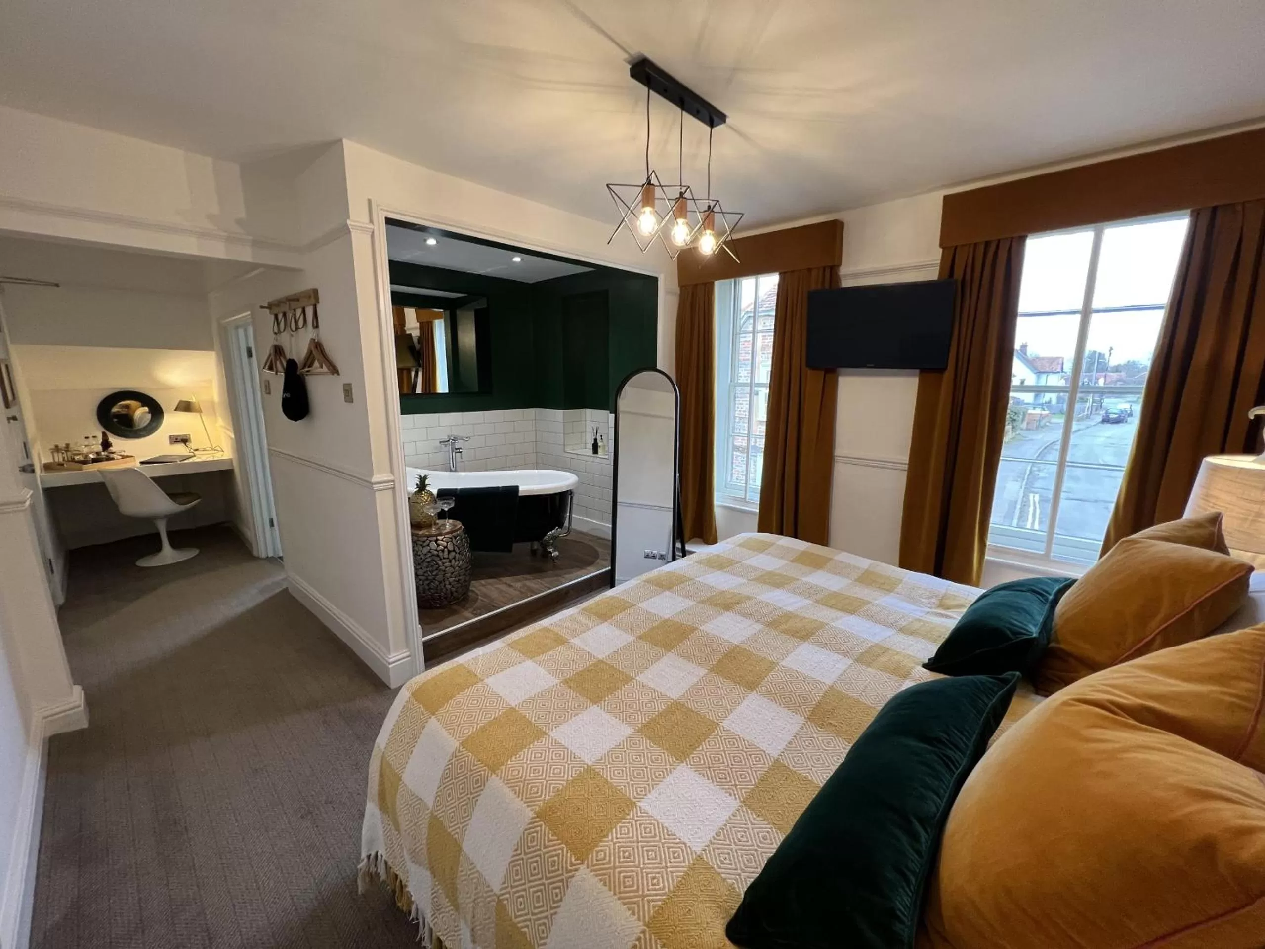 Bedroom, Bed in The Crown Inn at Benson