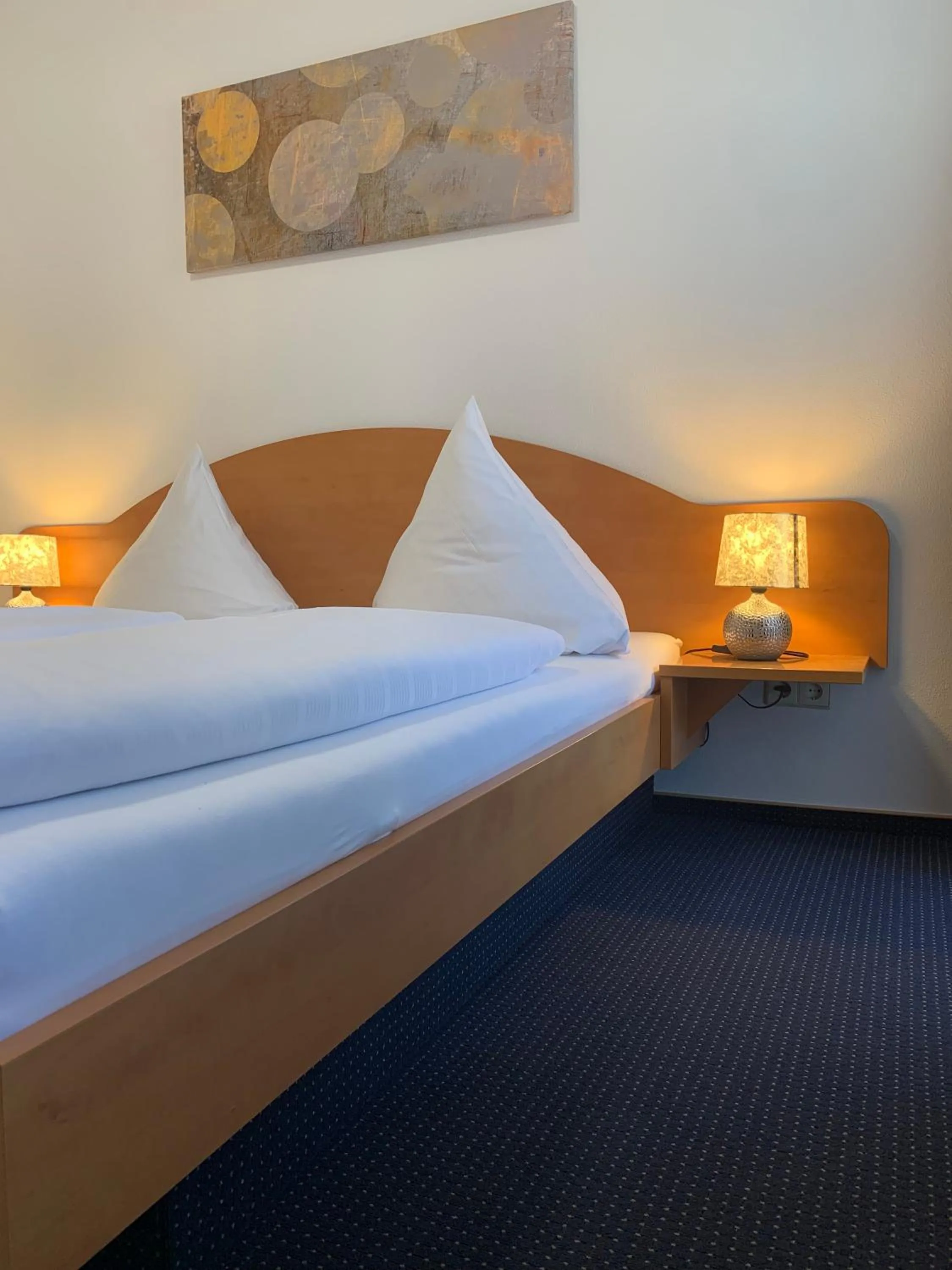 Bed in Stumbergers Hotel - free parking -