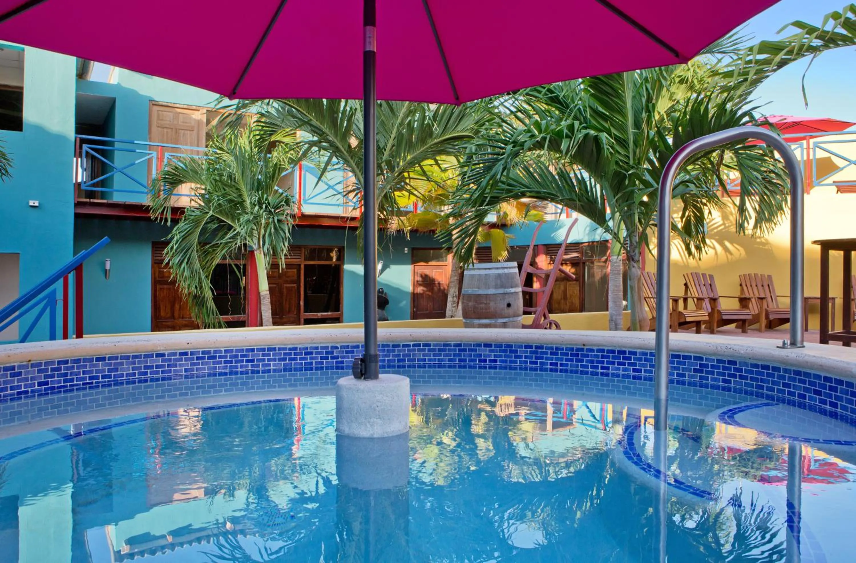 Hot Tub, Swimming Pool in First Curacao Hostel