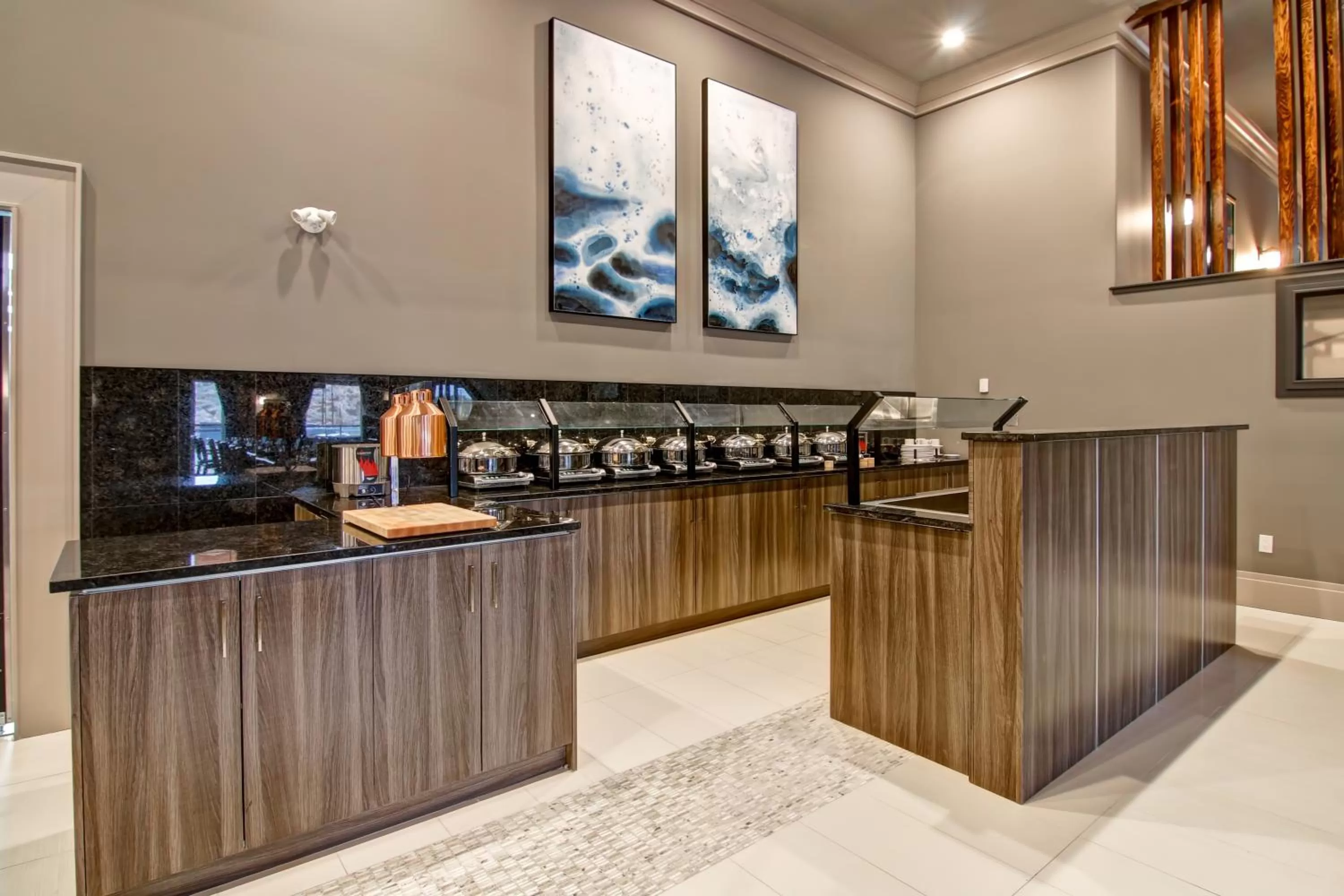 Restaurant/places to eat in Chateau Nova Yellowknife